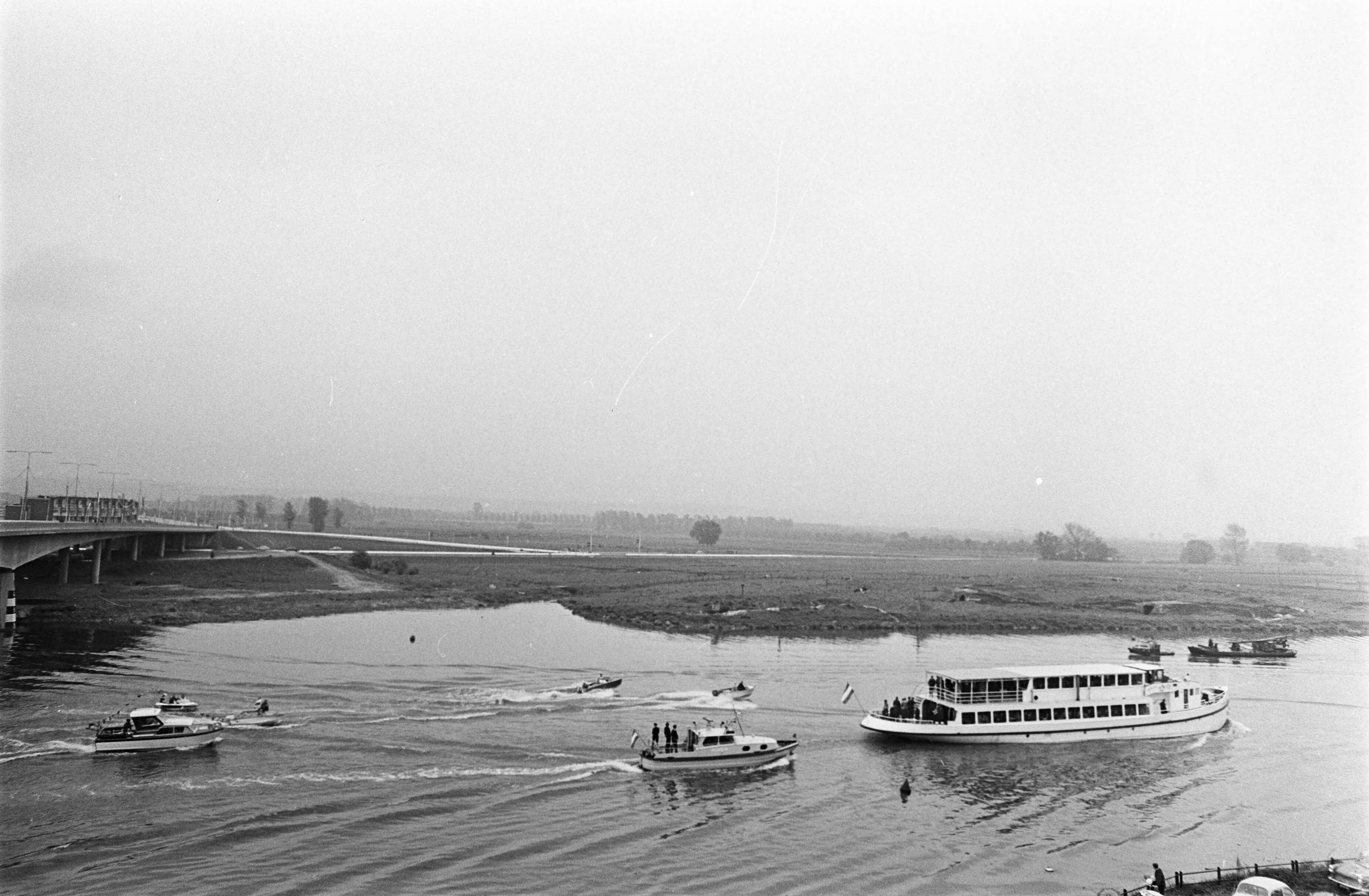 Fotocollectie Anefo — Prins Claus opende John F. Kennedy brug te Maastricht. De brug gezien vanaf het oude Maastrichtse gedeelte — Foto: Nijs, Jac. de / Anefo. Licentie: Set B: Rechtenvrij / Publiek Domein. Bron: Nationaal Archief. http://hdl.handle.net/10648/ab3fc0a6-d0b4-102d-bcf8-003048976d84
