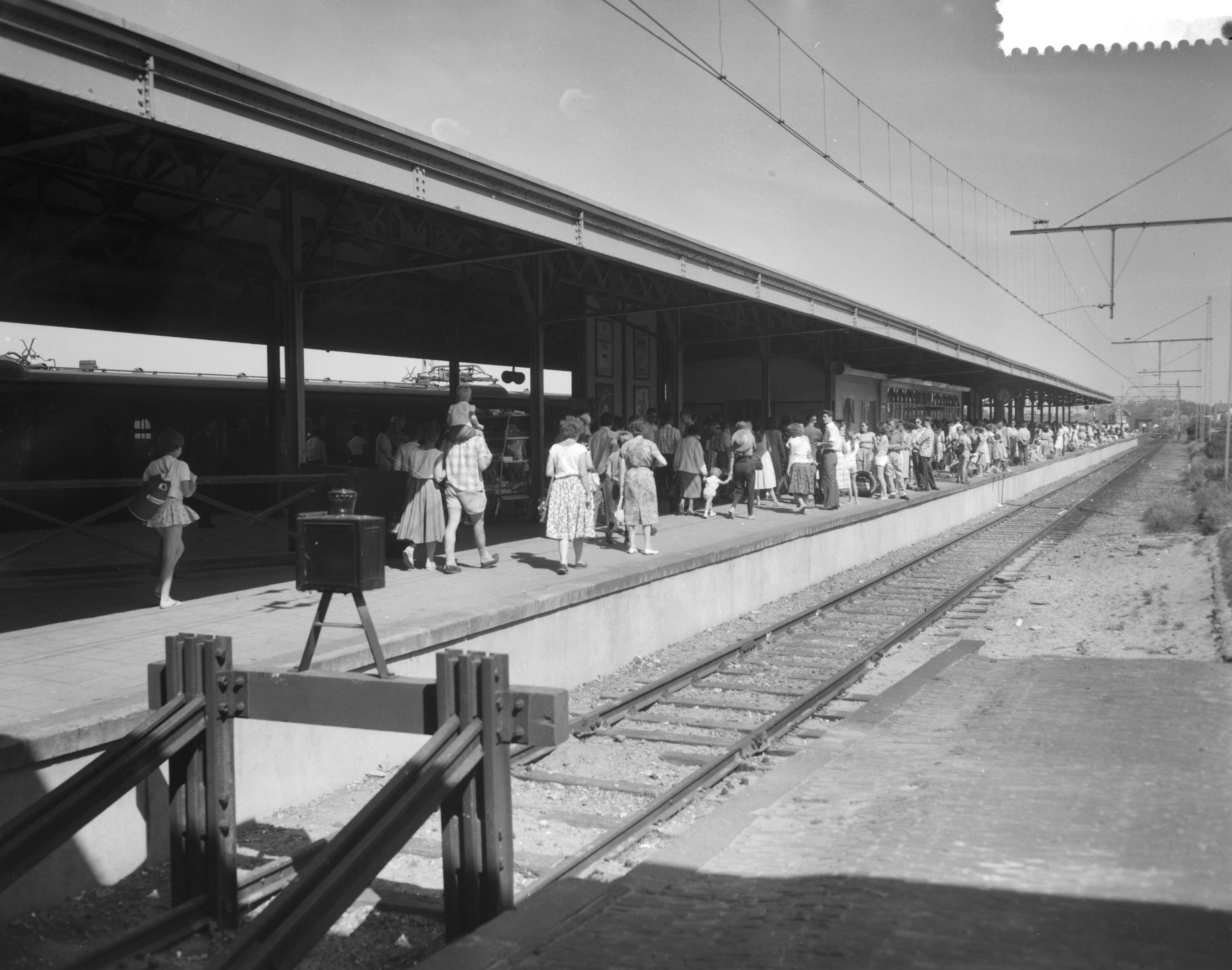Fotocollectie Anefo — Zomerdrukte op het station van Zandvoort — Foto: Bilsen, Joop van / Anefo. Licentie: Set B: Rechtenvrij / Publiek Domein. Bron: Nationaal Archief. http://hdl.handle.net/10648/a9b29f74-d0b4-102d-bcf8-003048976d84