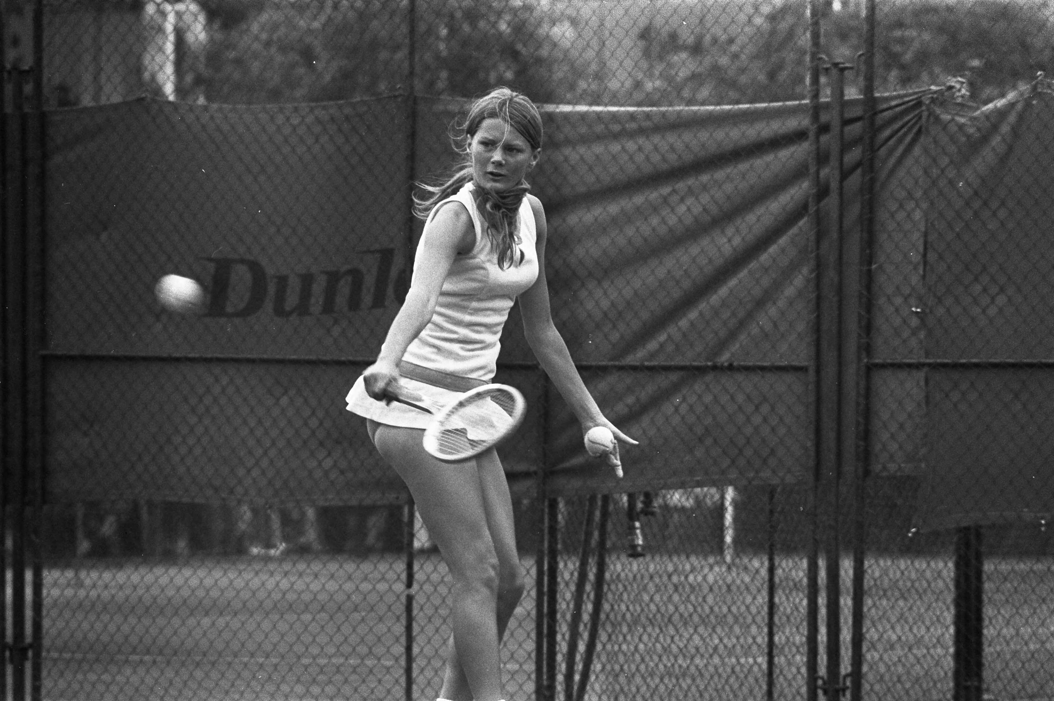 Fotocollectie Anefo — Nederlandse Tenniskampioenschappen te Scheveningen, E. Siemons in aktie — Foto: Mieremet, Rob / Anefo. Licentie: Set B: Rechtenvrij / Publiek Domein. Bron: Nationaal Archief. http://hdl.handle.net/10648/abf24c6c-d0b4-102d-bcf8-003048976d84