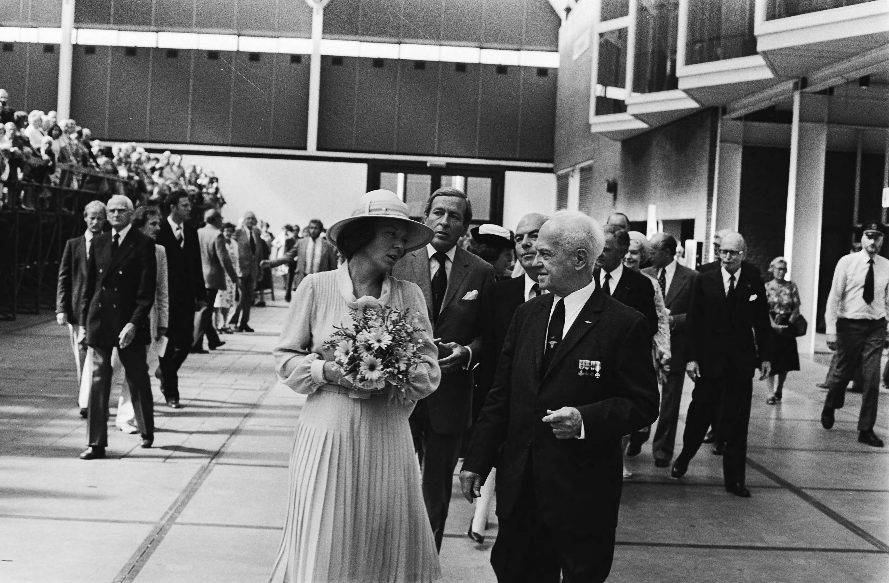 Hare Majesteit woont oorlogscongres te Utrecht bij — Jaarbeurs|koninginnen |congressen |oorlogen|Beatrix, koningin|Utrecht — Foto: Bogaerts, Rob / Anefo. Licentie: Set B: Rechtenvrij / Publiek Domein. Bron: Nationaal Archief. http://hdl.handle.net/10648/ace5c2ca-d0b4-102d-bcf8-003048976d84