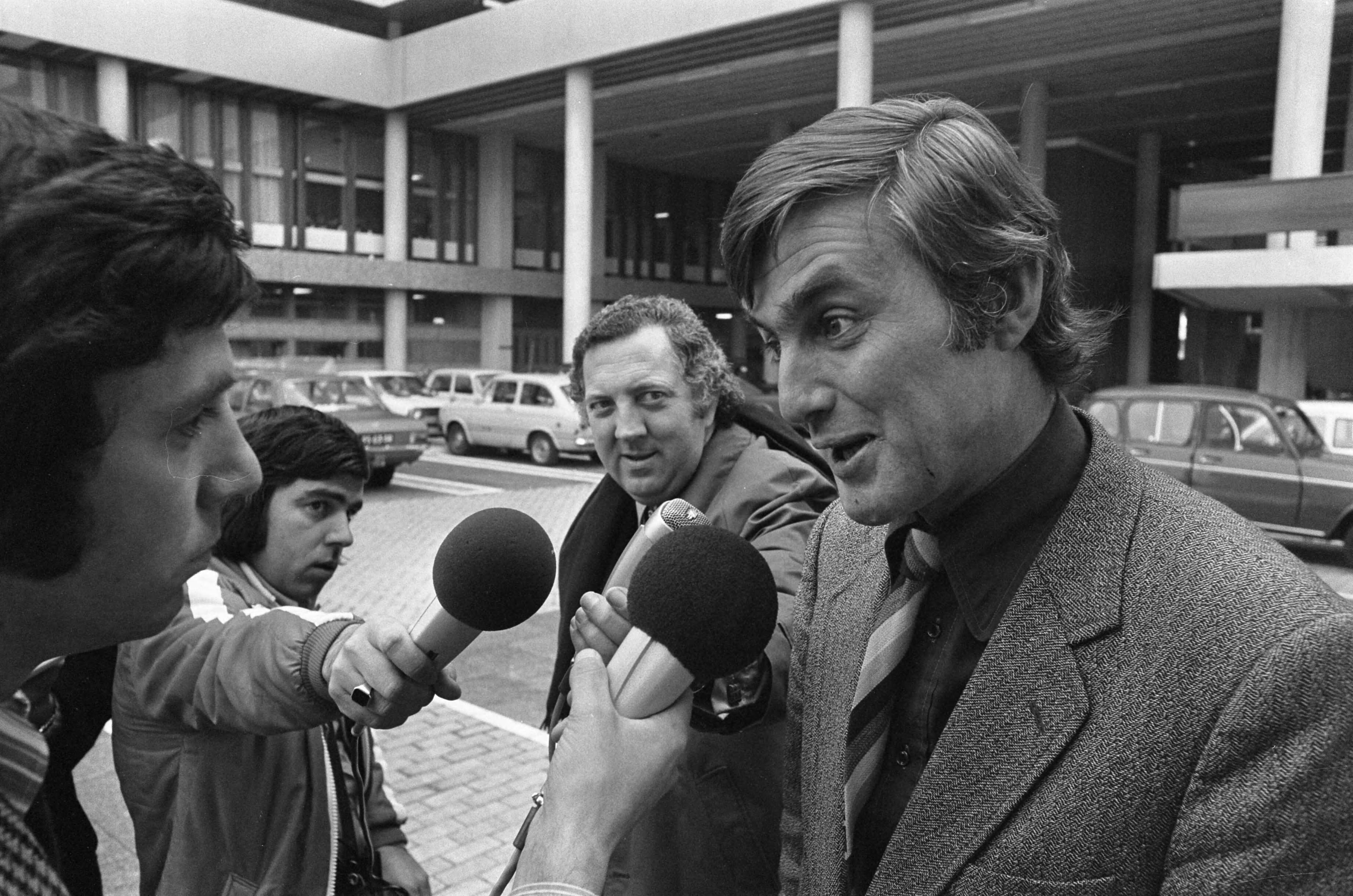Fotocollectie Anefo — Piet Dankert (PvdA) gehoord door Officier van Justitie i.v.m. "omkopingsaffaire"; Dankert in gesprek met journalisten na afloop in Den Haag — Foto: Verhoeff, Bert / Anefo. Licentie: Set B: Rechtenvrij / Publiek Domein. Bron: Nationaal Archief. http://hdl.handle.net/10648/ac57fc92-d0b4-102d-bcf8-003048976d84