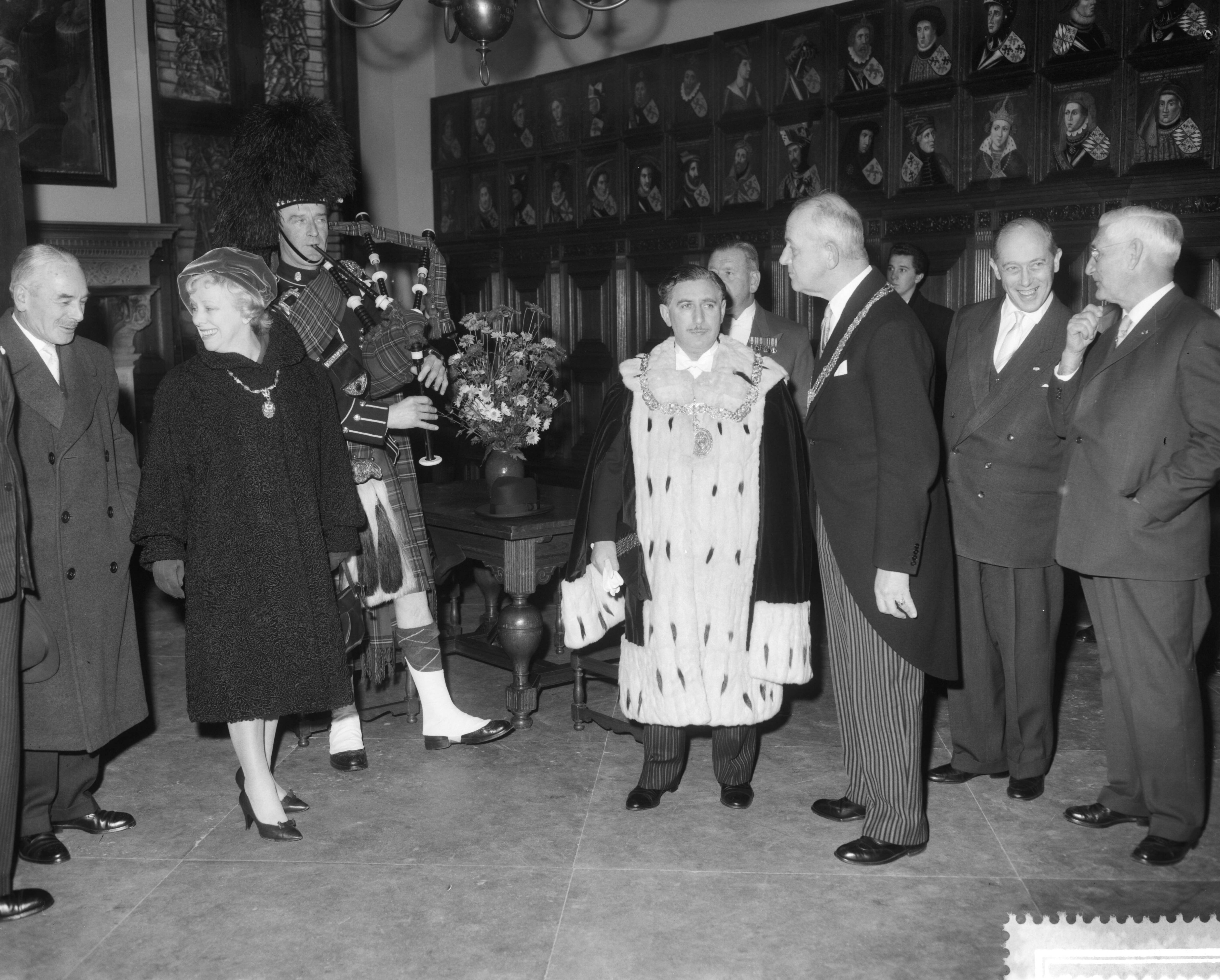 Fotocollectie Anefo — Myer Galpern, Lord Provost van Glasgow bezoekt Den Haag, v.l.n.r. mrs. Myer Galpern , doedelzakspeler, mr. Myer Galpern en burgemeester Kolfschoten van Den Haag — Foto: Behrens, Herbert F. / Anefo. Licentie: Set B: Rechtenvrij / Publiek Domein. Bron: Nationaal Archief. http://hdl.handle.net/10648/a9a35618-d0b4-102d-bcf8-003048976d84