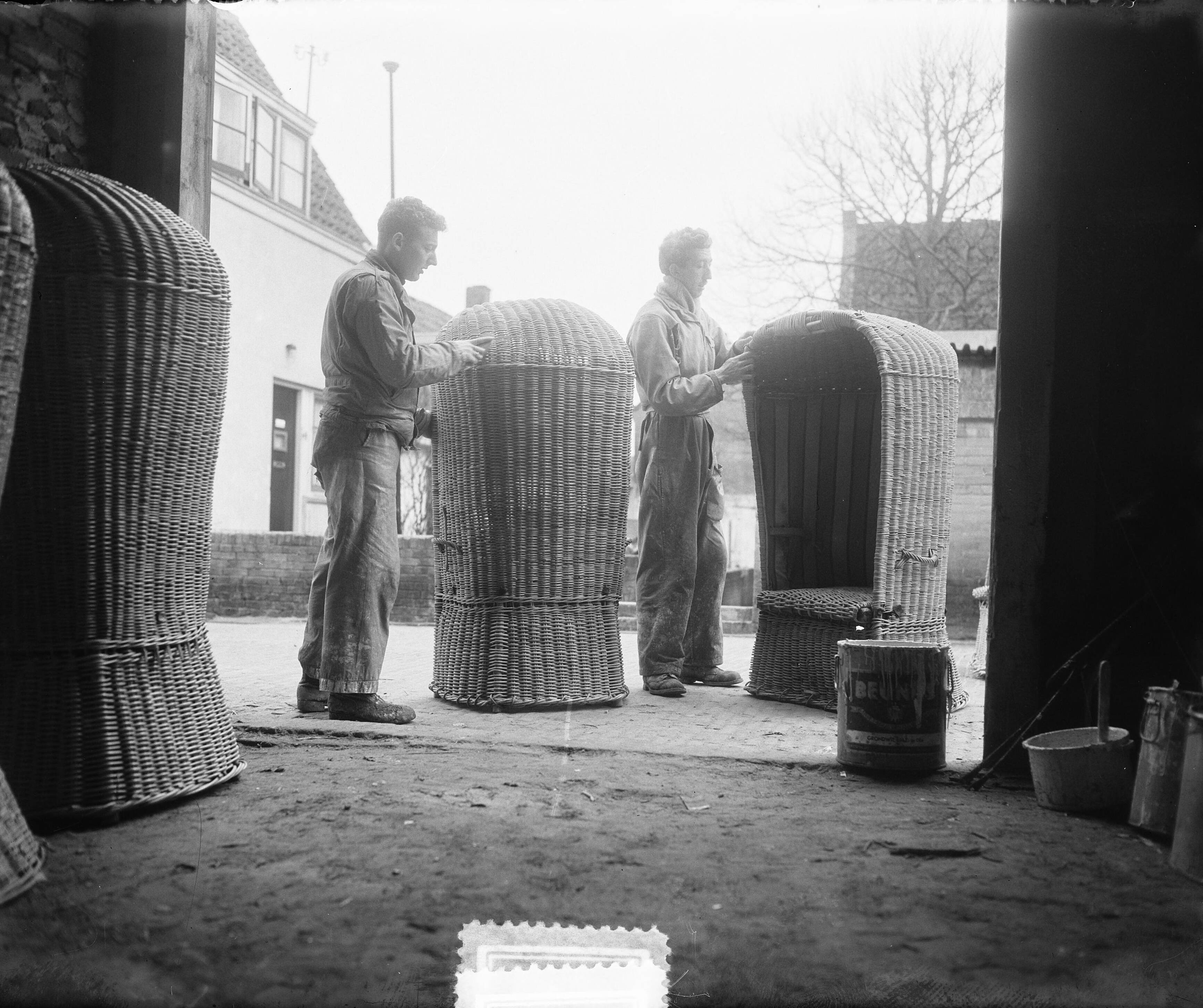 Fotocollectie Anefo — Schoonmaken badstoelen te Zandvoort — Foto: Pot, Harry / Anefo. Licentie: Set B: Rechtenvrij / Publiek Domein. Bron: Nationaal Archief. http://hdl.handle.net/10648/a9057ce0-d0b4-102d-bcf8-003048976d84