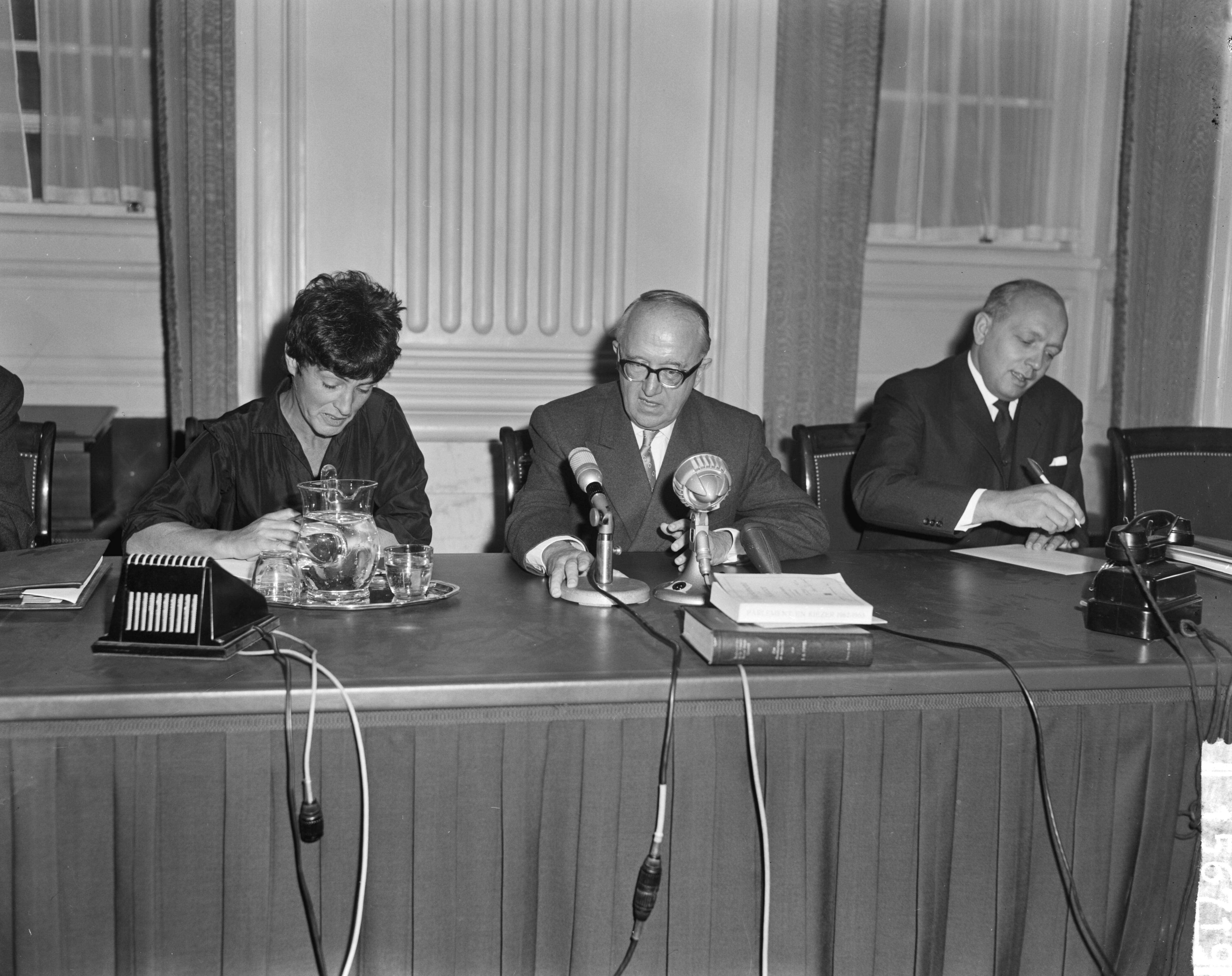 Fotocollectie Anefo — Ministersconferentie van de West Europese Unie in Den Haag. Persconferentie in vergaderzaal Tweede Kamer? — Foto: Bilsen, Joop van / Anefo. Licentie: Set B: Rechtenvrij / Publiek Domein. Bron: Nationaal Archief. http://hdl.handle.net/10648/aa4b3dce-d0b4-102d-bcf8-003048976d84