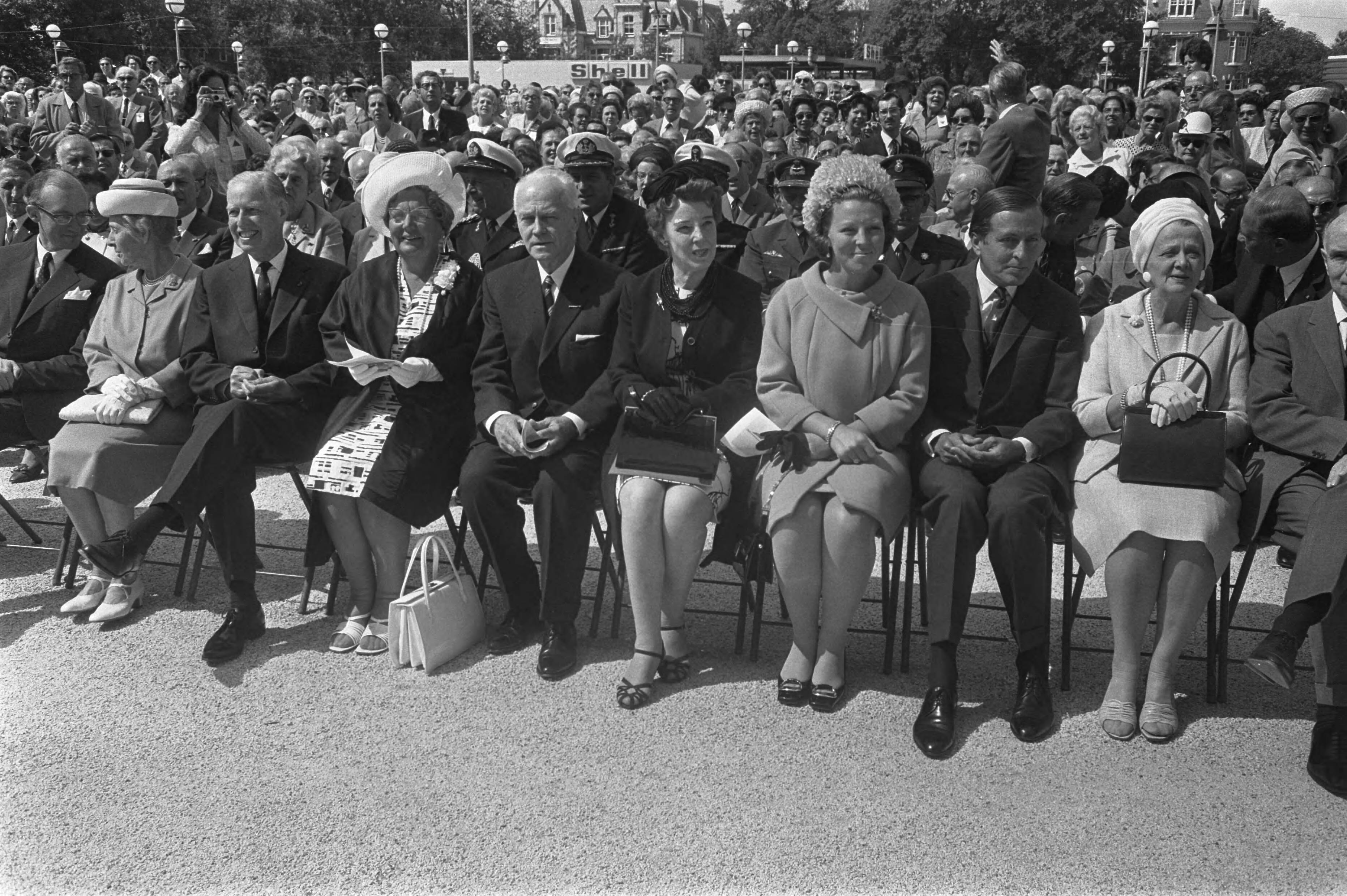 Fotocollectie Anefo — Herdenking t.g.v. beeindiging oorlog 25 jaar Z-O-Azie, in Congresgebouw Den Haag , met koningin Juliana, Beatrix en Claus — Foto: Koch, Eric / Anefo. Licentie: Set B: Rechtenvrij / Publiek Domein. Bron: Nationaal Archief. http://hdl.handle.net/10648/ab9fc3f2-d0b4-102d-bcf8-003048976d84