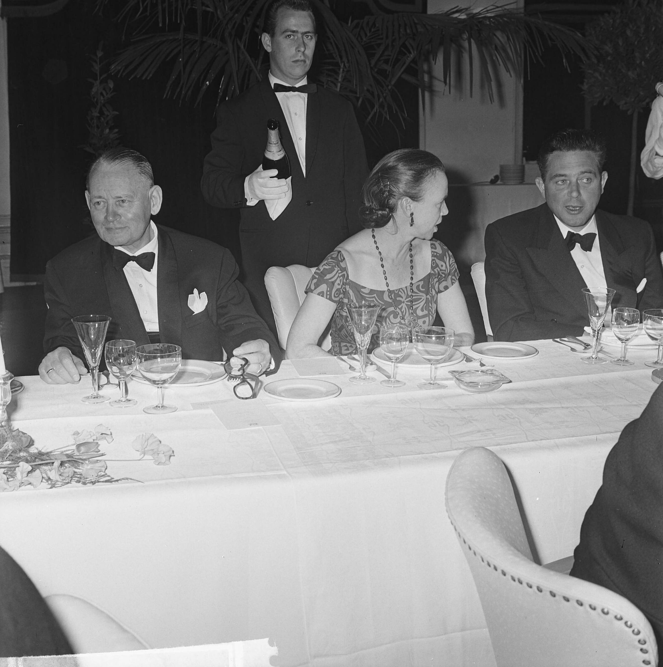 Fotocollectie Anefo — Regeringsdiner voor NATO conferentie in het Kurhaus te Scheveningen, secretaris-generaal Stikker (links) en minister-president Marijnen aan tafel — Foto: Koch, Eric / Anefo. Licentie: Set B: Rechtenvrij / Publiek Domein. Bron: Nationaal Archief. http://hdl.handle.net/10648/aa6916f0-d0b4-102d-bcf8-003048976d84