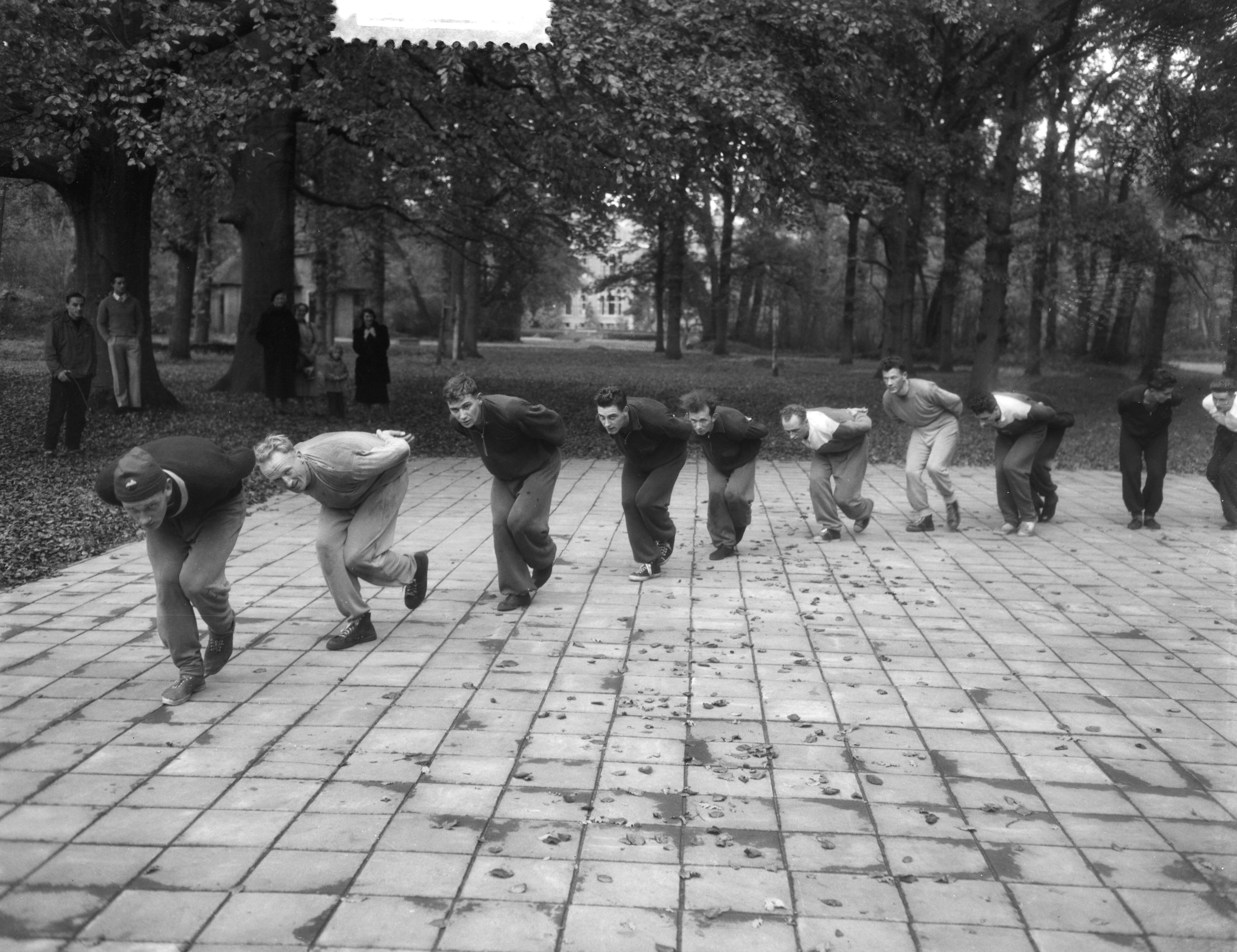 Fotocollectie Anefo — Schaatstraining kernploeg bij CIOS Overveen — Foto: Behrens, Herbert F. / Anefo. Licentie: Set B: Rechtenvrij / Publiek Domein. Bron: Nationaal Archief. http://hdl.handle.net/10648/a916646a-d0b4-102d-bcf8-003048976d84