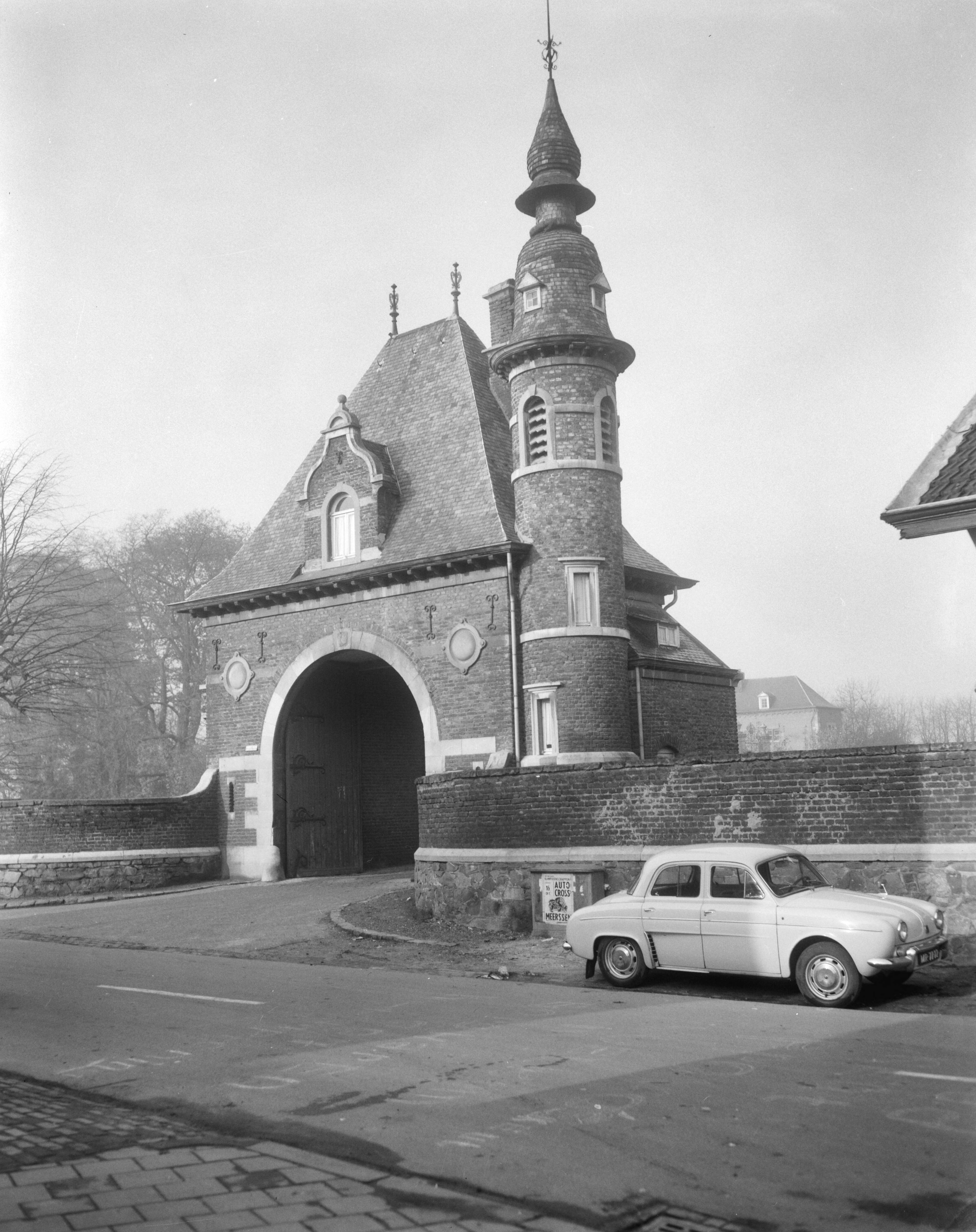 Provo's houden internationaal concilie in kasteel Borgharen te Maastricht — Kasteel Borgharen — Foto: Bilsen, Joop van / Anefo. Licentie: Set B: Rechtenvrij / Publiek Domein. Bron: Nationaal Archief. http://hdl.handle.net/10648/ab04dd56-d0b4-102d-bcf8-003048976d84