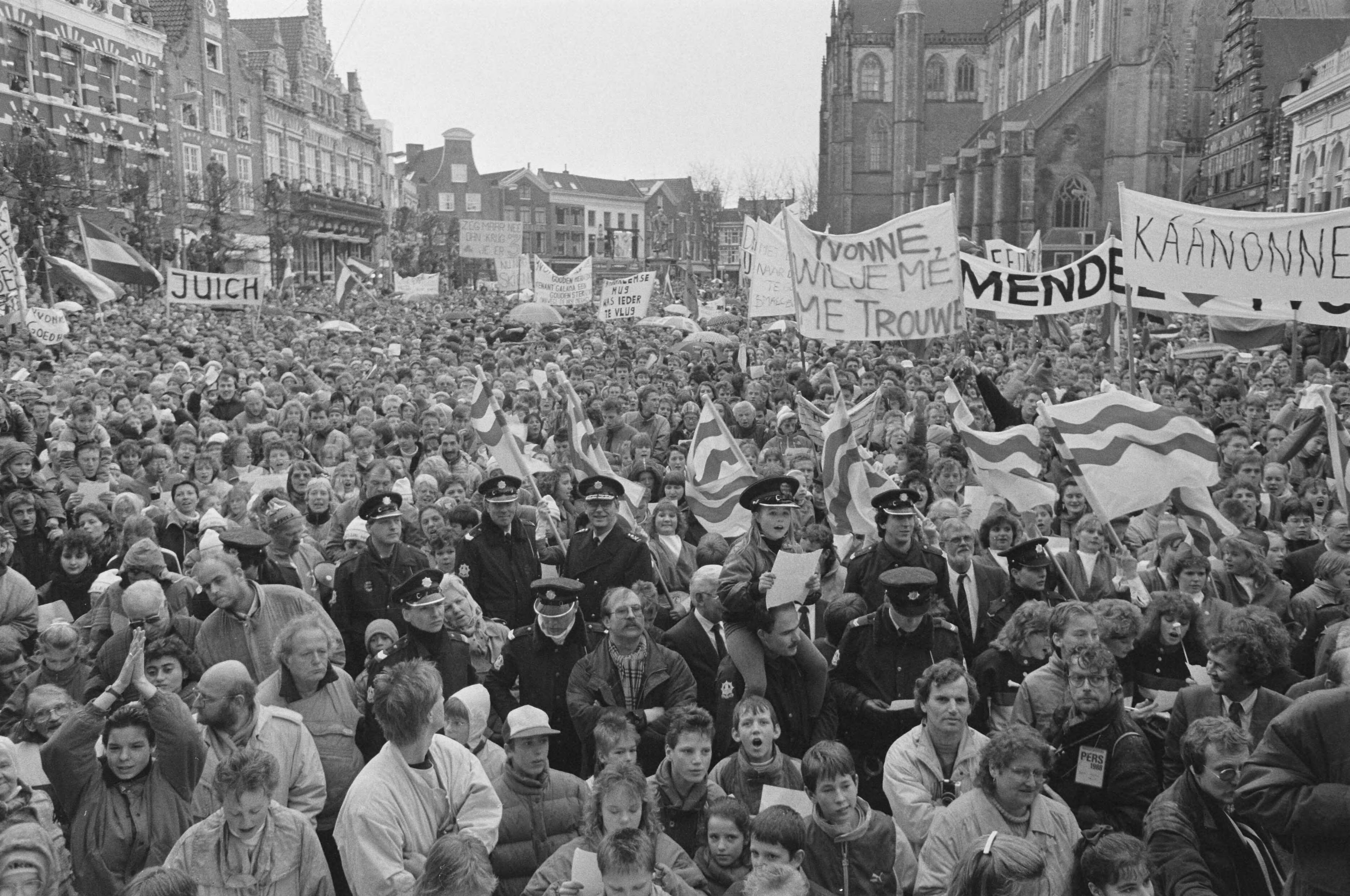 Fotocollectie Anefo — Yvonne van Gennip gehuldigd in Haarlem na behalen drie gouden medailles op de Olympische Spelen; ruim 40.000 op de Grote Markt — Foto: Croes, Rob C. / Anefo. Licentie: Set B: Rechtenvrij / Publiek Domein. Bron: Nationaal Archief. http://hdl.handle.net/10648/ad68ed9e-d0b4-102d-bcf8-003048976d84