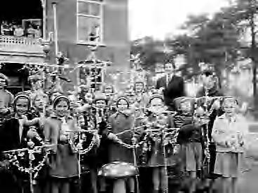 Fotocollectie Anefo — Prinses Marijke met eigengemaakte Palmpasen, met de kabouters van "De kleine Totemkring" afdeling Soest — Foto: Bilsen, Joop van / Anefo. Licentie: Set B: Rechtenvrij / Publiek Domein. Bron: Nationaal Archief. http://hdl.handle.net/10648/a95ca420-d0b4-102d-bcf8-003048976d84