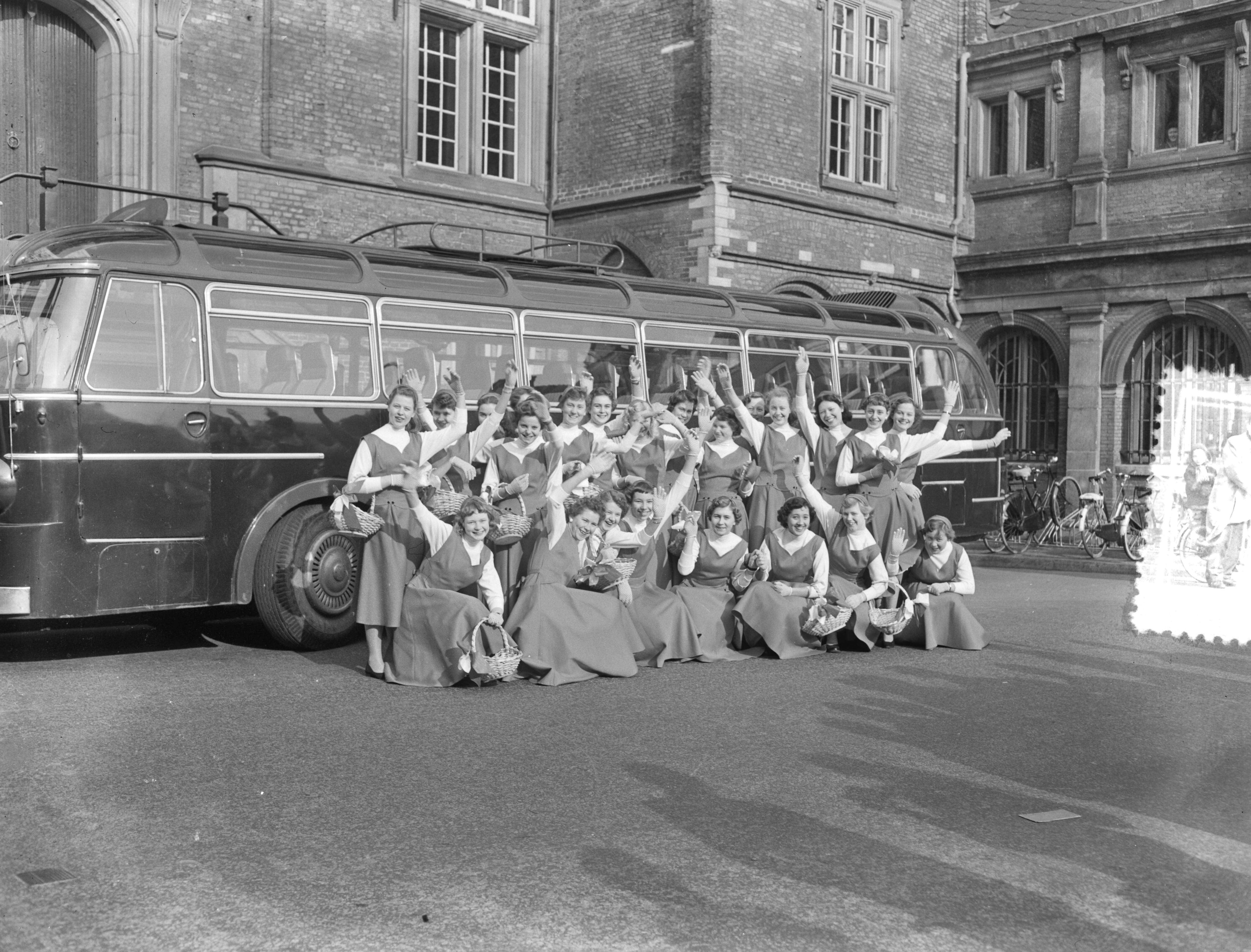 Fotocollectie Anefo — Vertrek bloemenmeisjes uit Haarlem naar Duitsland — Foto: Pot, Harry / Anefo. Licentie: Set B: Rechtenvrij / Publiek Domein. Bron: Nationaal Archief. http://hdl.handle.net/10648/a94570ac-d0b4-102d-bcf8-003048976d84