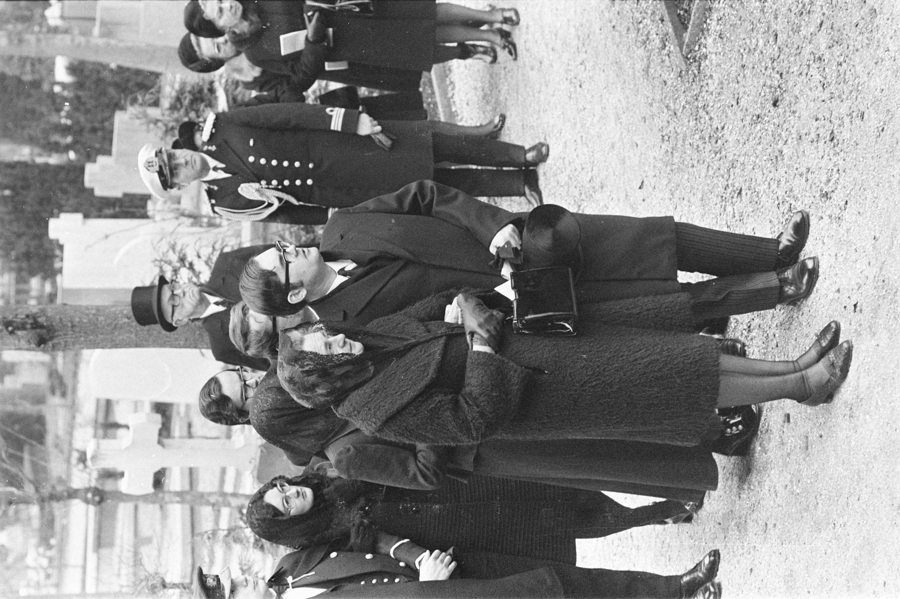 Fotocollectie Anefo — Begrafenis oud premier Cals , Den Haag , in St. Paschaliskerk op begraafplaats mevrouw Cals en zoon — Foto: Evers, Joost / Anefo. Licentie: Set B: Rechtenvrij / Publiek Domein. Bron: Nationaal Archief. http://hdl.handle.net/10648/abdcce78-d0b4-102d-bcf8-003048976d84