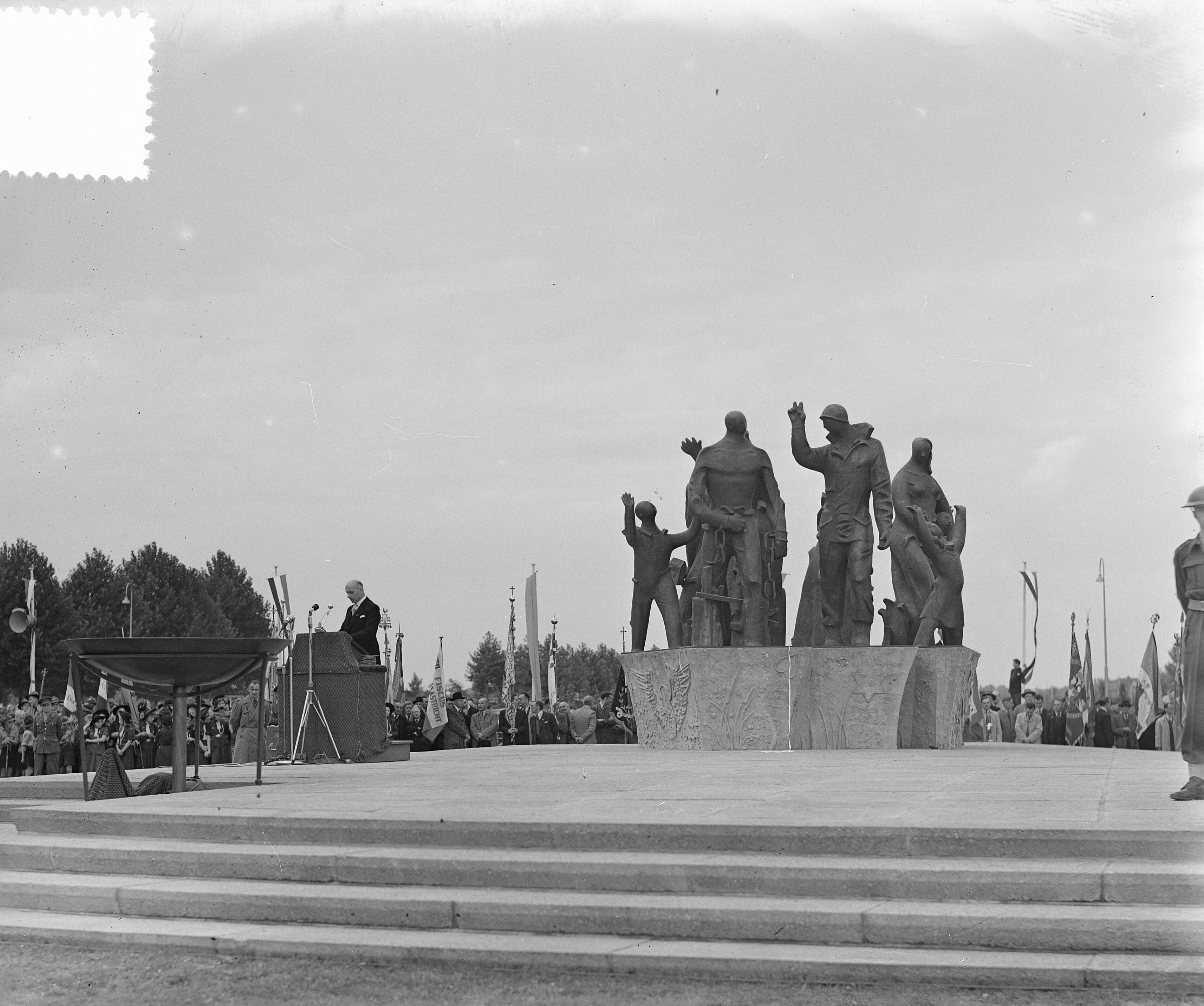 Fotocollectie Anefo — Onthulling van het oorlogsmonument aan het Koningsplein in Maastricht. De beeldengroep is van de kunstenaar Charles Eyck — Foto: Pot, Harry / Anefo. Licentie: Set B: Rechtenvrij / Publiek Domein. Bron: Nationaal Archief. http://hdl.handle.net/10648/a8ff8ec0-d0b4-102d-bcf8-003048976d84