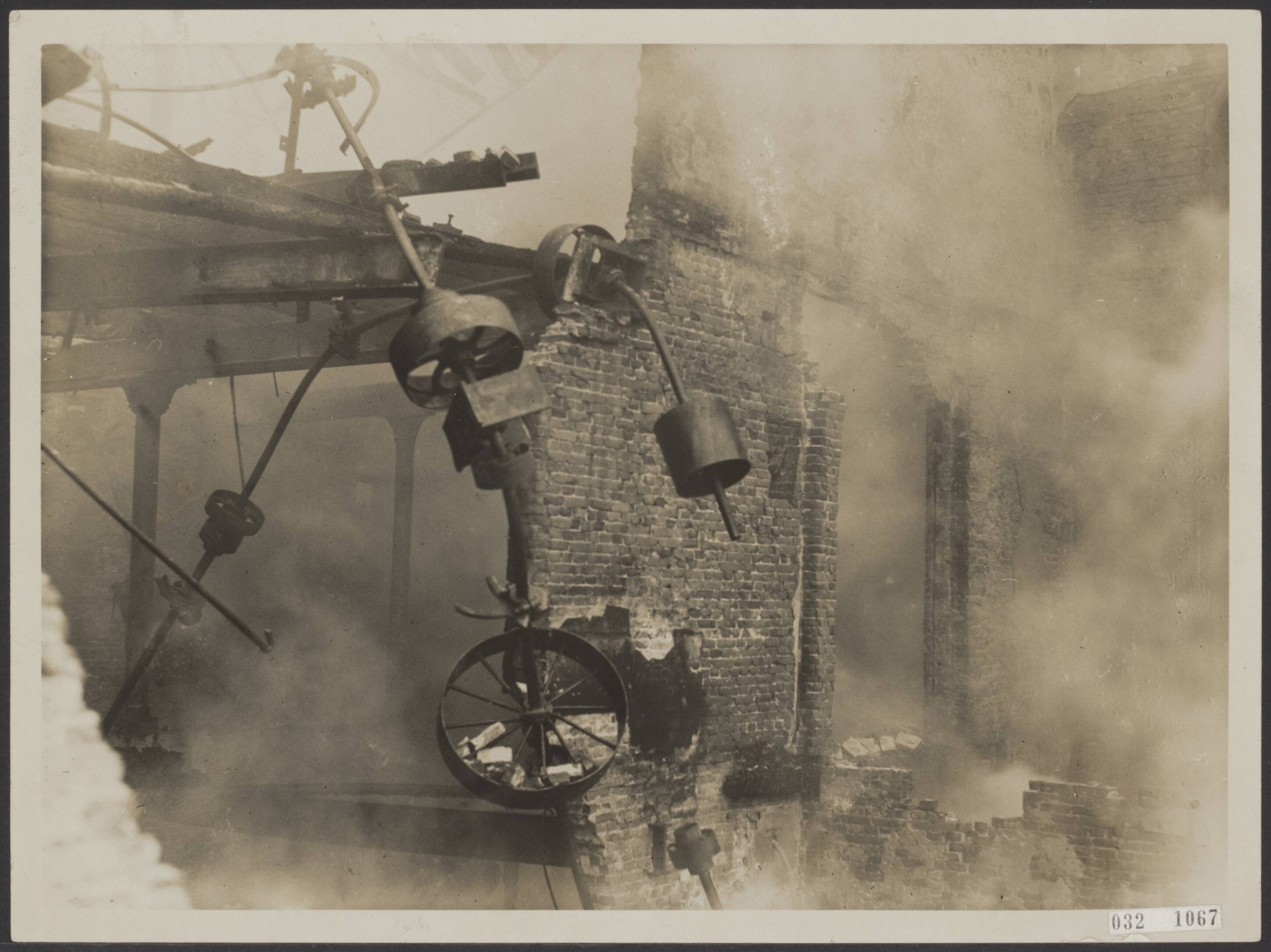 Fotocollectie Elsevier Binnenland — Fabrieksbrand bij de cacaofabrieken van de Erven de Jong te Wormerveer — Foto: N.V. Polygoon. Licentie: Set B: Rechtenvrij / Publiek Domein. Bron: Nationaal Archief. http://hdl.handle.net/10648/ade52486-d0b4-102d-bcf8-003048976d84