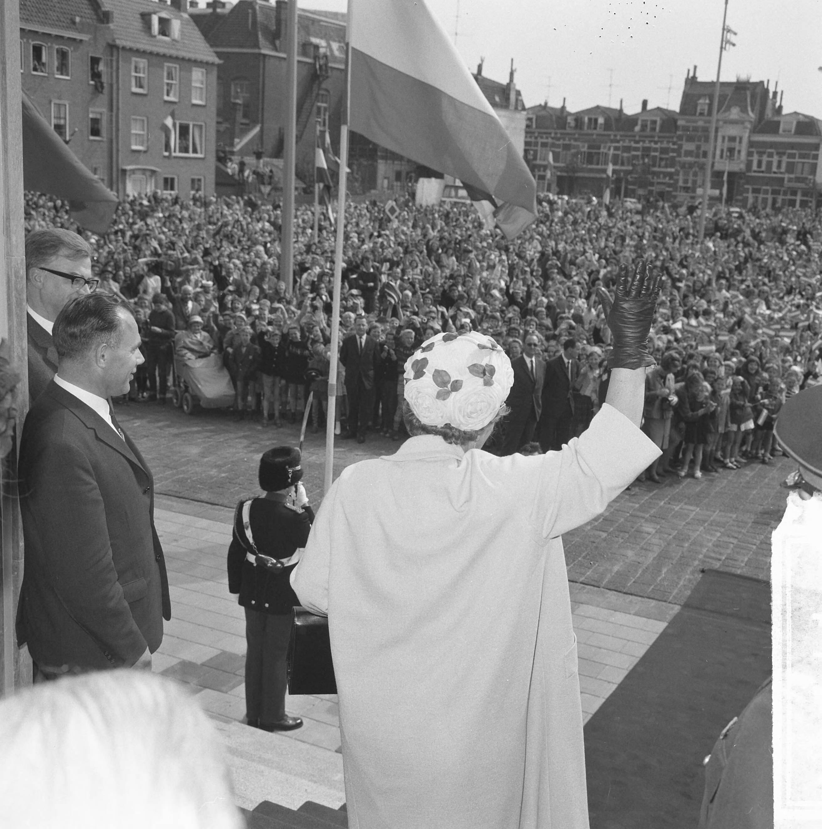 Koningin Juliana opent het nieuwe stadhuis te Vlissingen — Koningin Juliana wuift naar publiek — Foto: Nijs, Jac. de / Anefo. Licentie: Set B: Rechtenvrij / Publiek Domein. Bron: Nationaal Archief. http://hdl.handle.net/10648/e4acbc17-4d60-0642-5df6-21ac1e775789