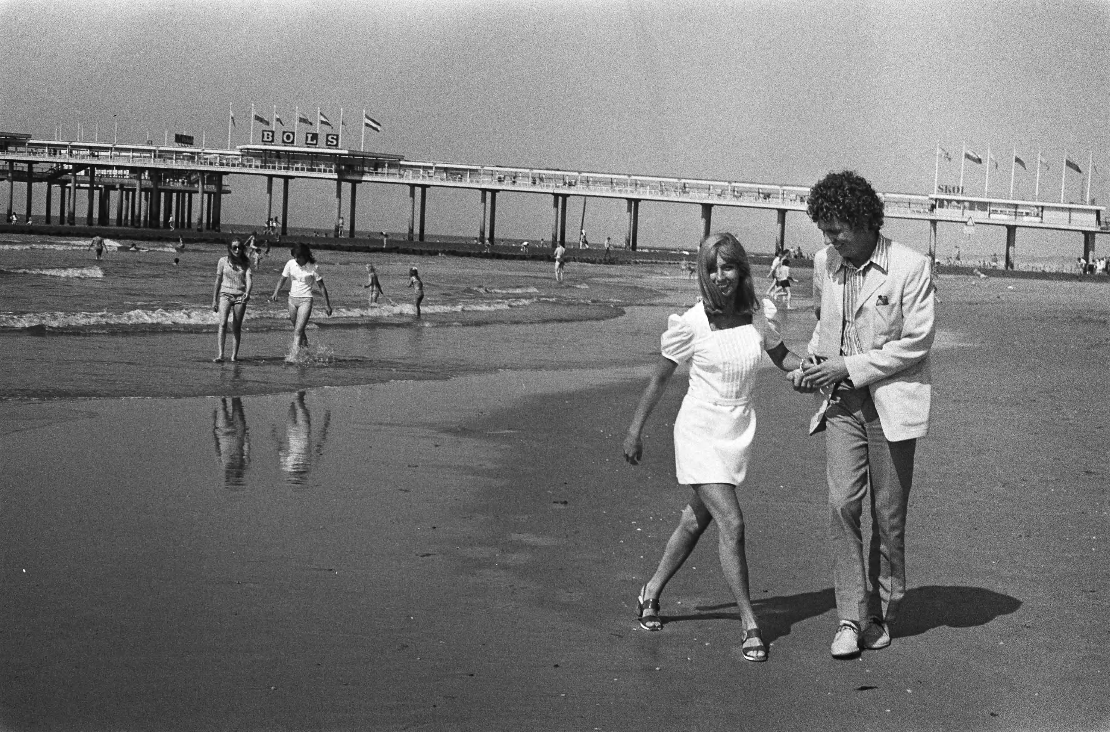 Fotocollectie Anefo — Seth Gaaikema en Willeke Alberti op het strand bij Scheveningen — Foto: Verhoeff, Bert / Anefo. Licentie: Set B: Rechtenvrij / Publiek Domein. Bron: Nationaal Archief. http://hdl.handle.net/10648/abc4fae6-d0b4-102d-bcf8-003048976d84