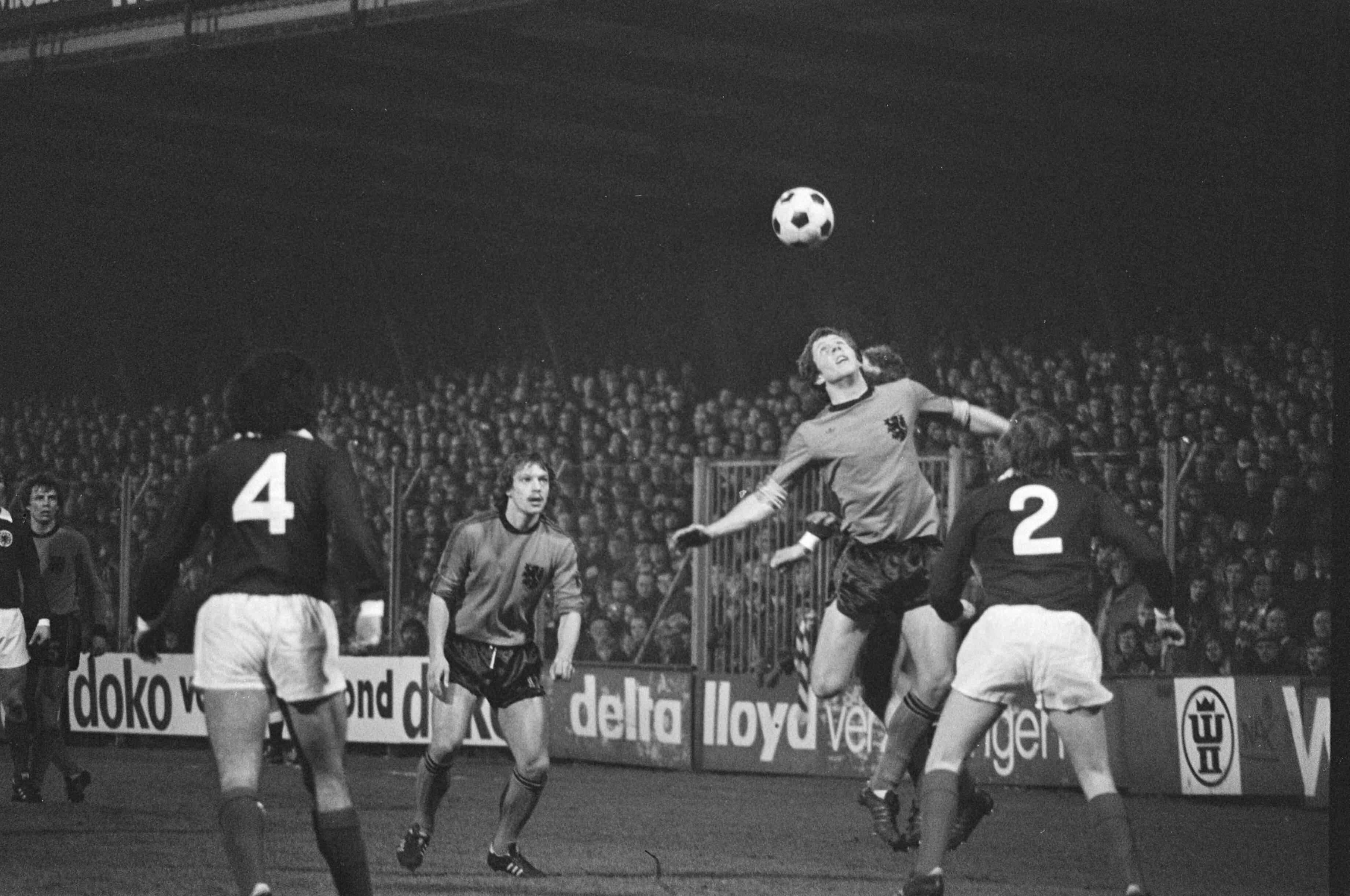 Fotocollectie Anefo — Jong Oranje tegen Jong Schotland 2-0 (Breda); Harry Lubse in duel met Schotten — Foto: Verhoeff, Bert / Anefo. Licentie: Set B: Rechtenvrij / Publiek Domein. Bron: Nationaal Archief. http://hdl.handle.net/10648/ac7d75b2-d0b4-102d-bcf8-003048976d84