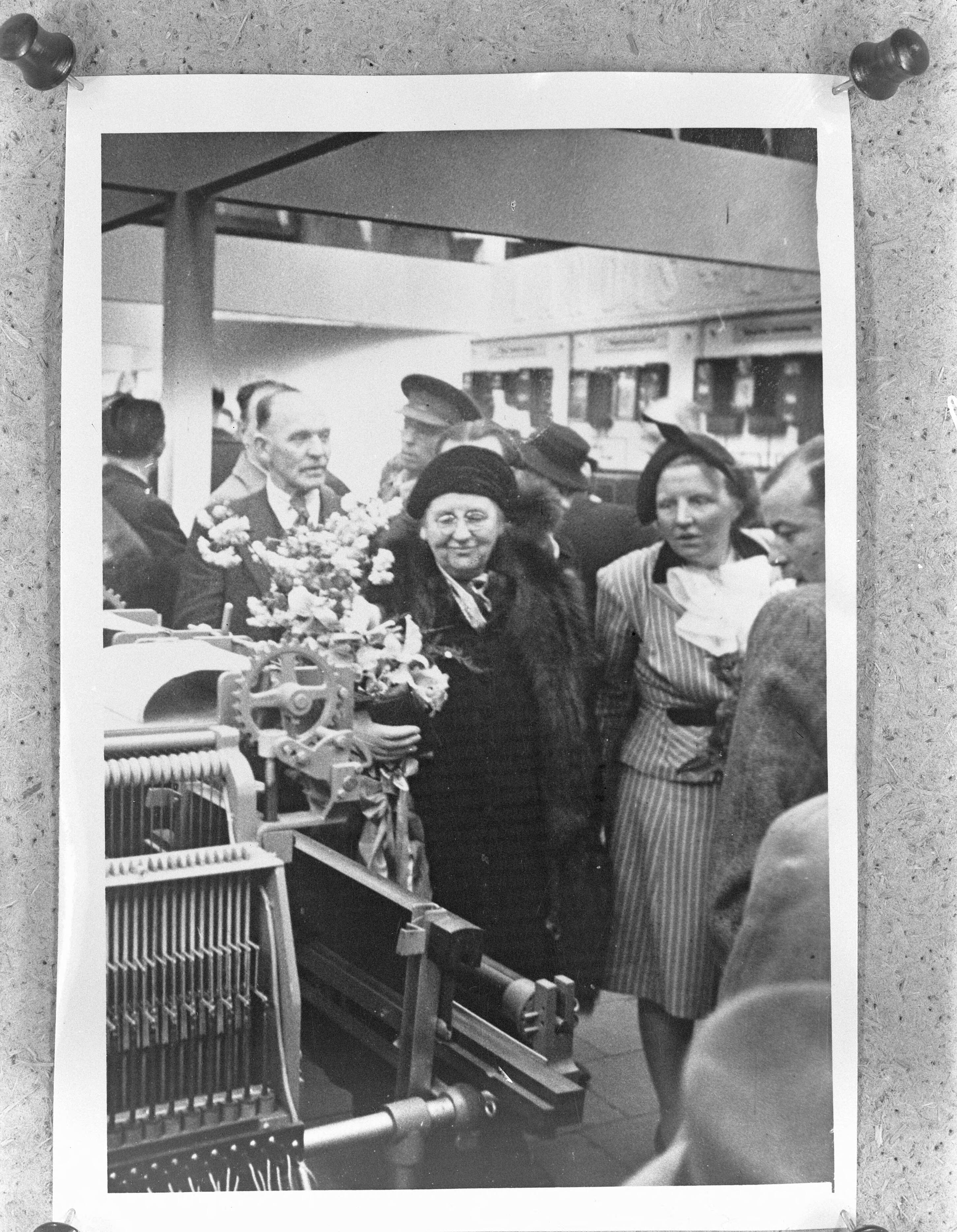 Fotocollectie Anefo — Koninklijk bezoek aan de 46e Jaarbeurs te Utrecht. Koningin Wilhelmina en prinses Juliana bij de stand van Zwitserland — Foto: Herschel, Max / Anefo. Licentie: Set B: Rechtenvrij / Publiek Domein. Bron: Nationaal Archief. http://hdl.handle.net/10648/a89b8664-d0b4-102d-bcf8-003048976d84
