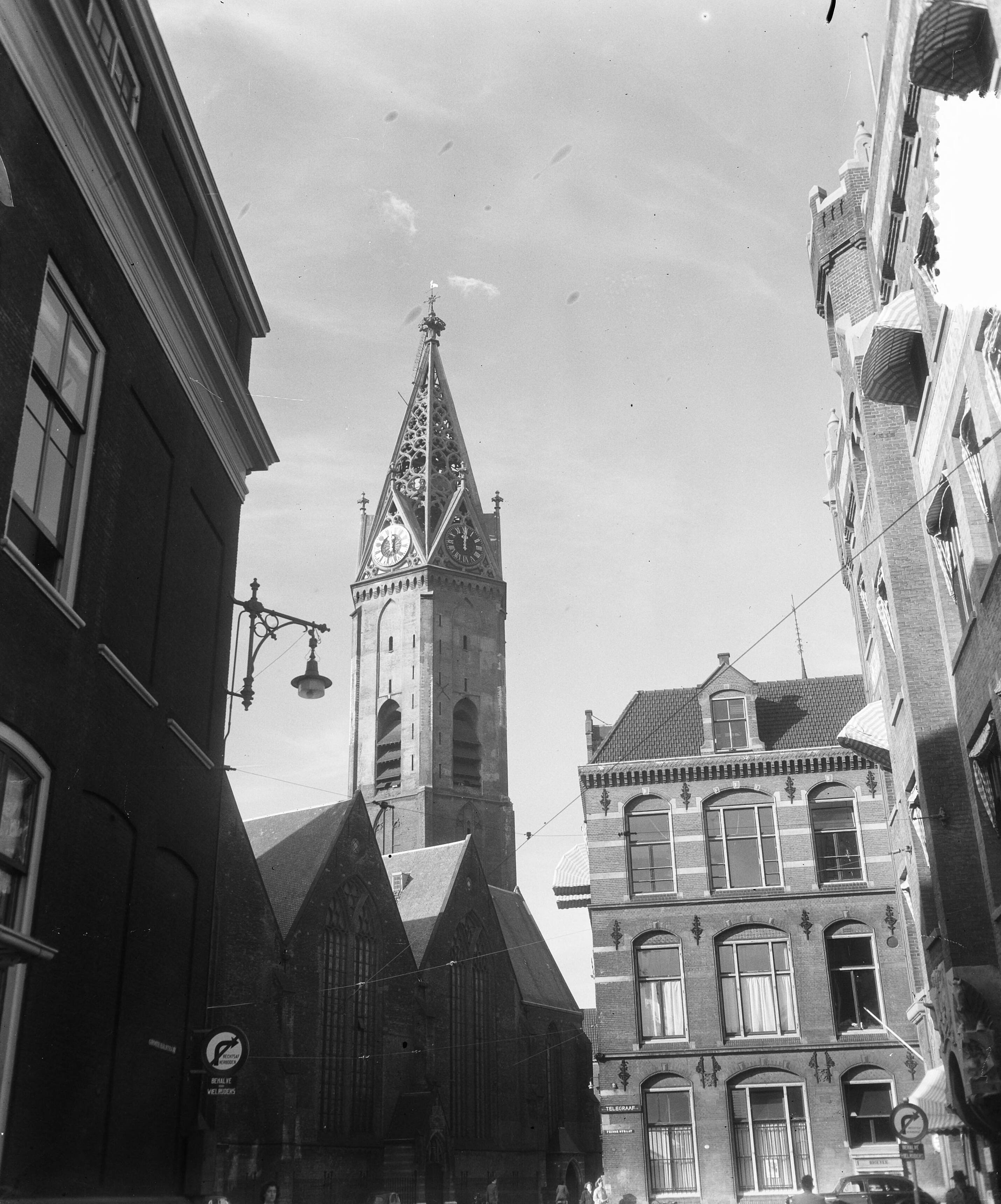 Fotocollectie Anefo — Sint Jacobstoren in Den Haag — Foto: Duinen, H. van / Anefo. Licentie: Set B: Rechtenvrij / Publiek Domein. Bron: Nationaal Archief. http://hdl.handle.net/10648/a8f19784-d0b4-102d-bcf8-003048976d84