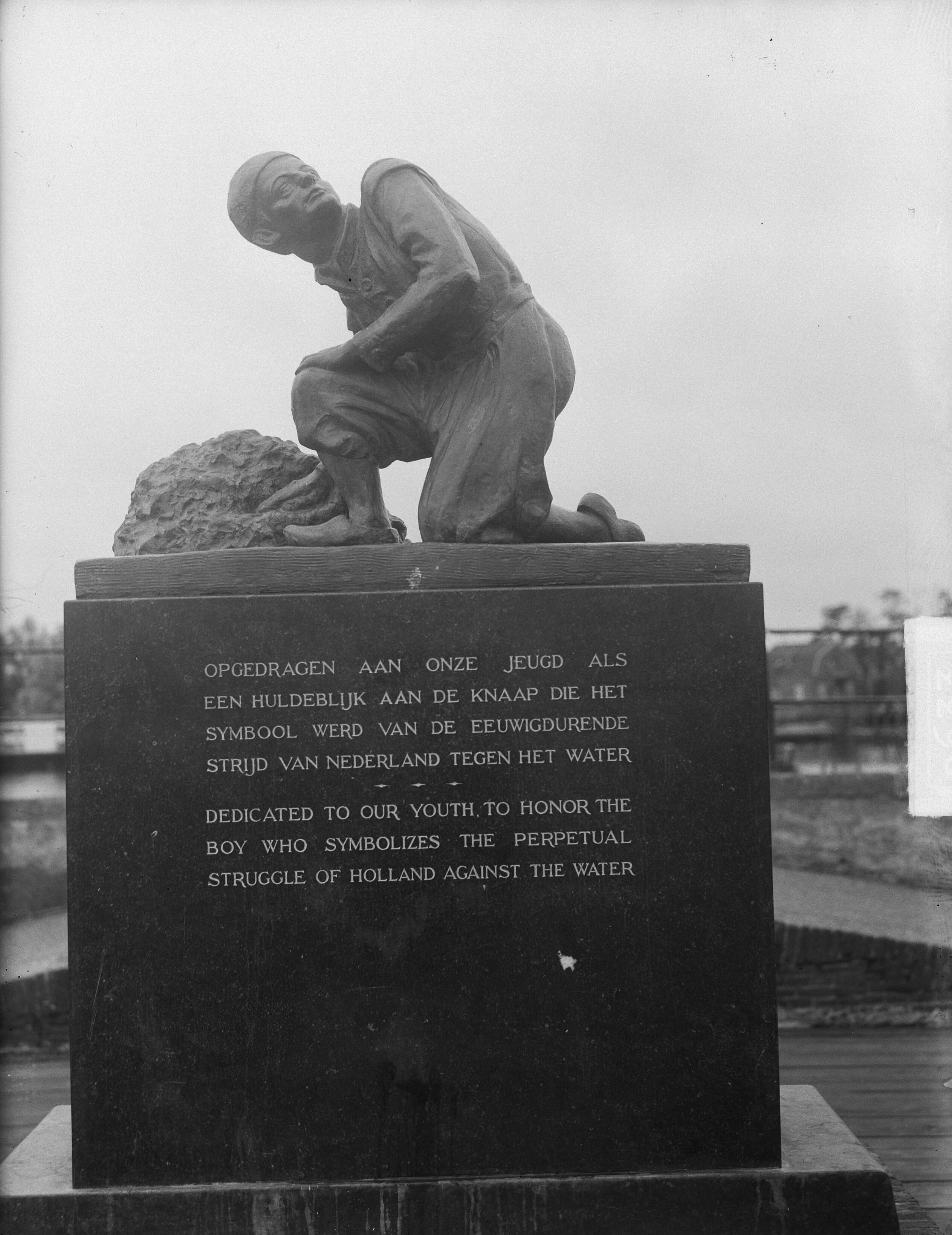 Fotocollectie Anefo — Kinderstandbeeld te Spaarndam — Foto: Pot, Harry / Anefo. Licentie: Set B: Rechtenvrij / Publiek Domein. Bron: Nationaal Archief. http://hdl.handle.net/10648/a8db62ca-d0b4-102d-bcf8-003048976d84