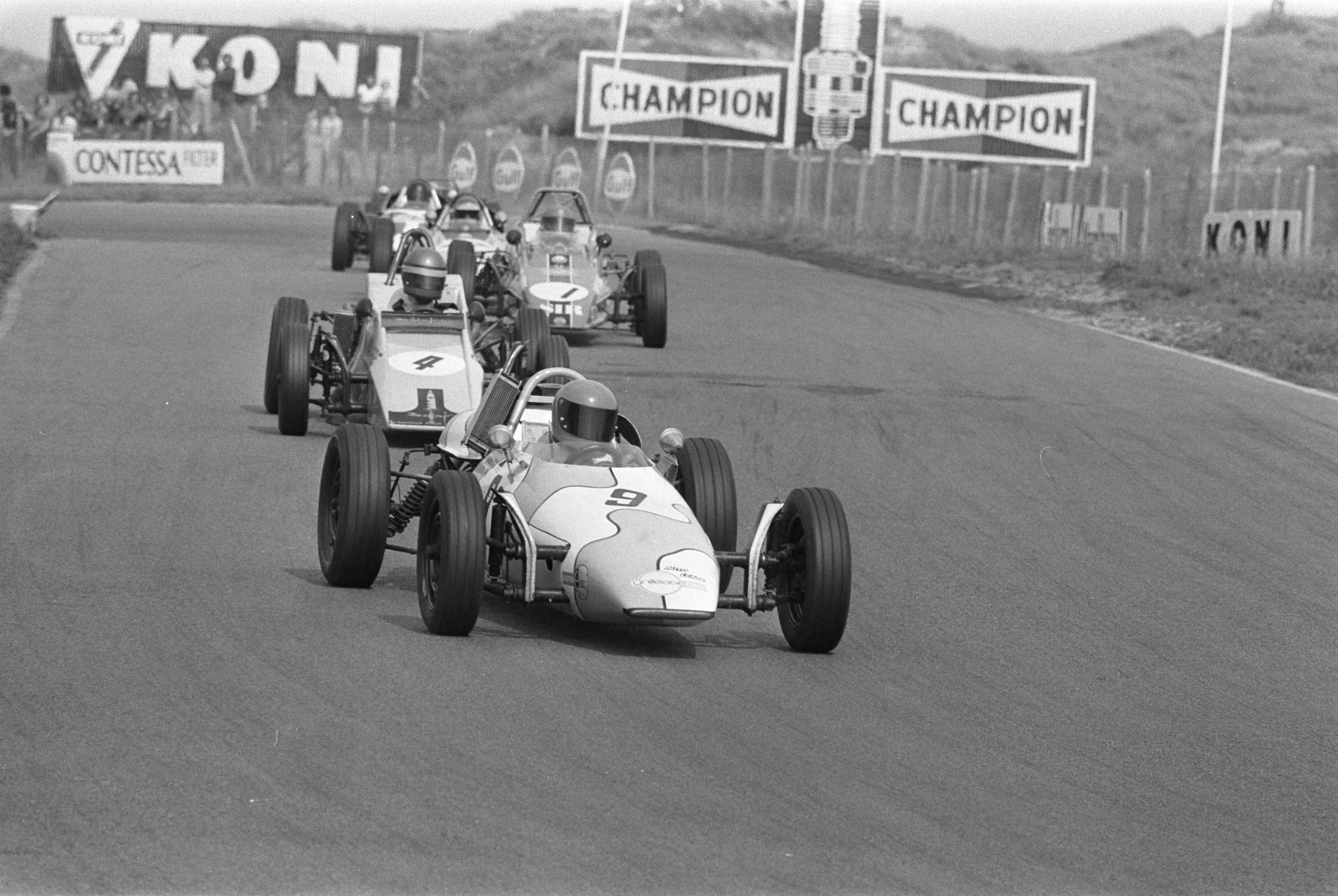 Fotocollectie Anefo — Internationale Formule Vee 1300-race op circuit van Zandvoort — Foto: Evers, Joost / Anefo. Licentie: Set B: Rechtenvrij / Publiek Domein. Bron: Nationaal Archief. http://hdl.handle.net/10648/abf1b7ac-d0b4-102d-bcf8-003048976d84