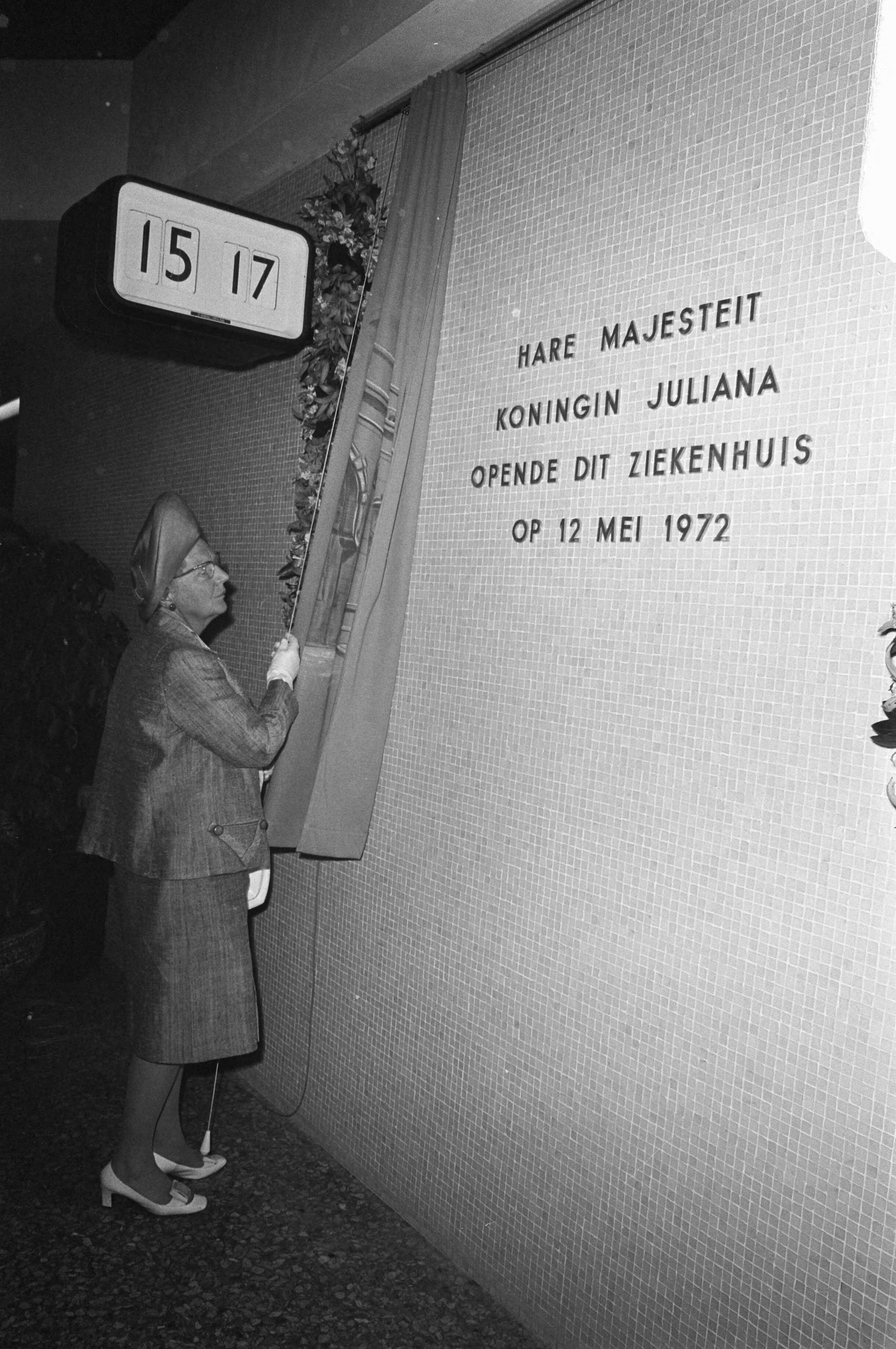 Opening van het ziekenhuiscomplex Leyenburg in Den Haag door Hare Majesteit koningin Juliana — De koningin verricht de openingshandeling — Foto: Fotograaf Onbekend / Anefo. Licentie: Set B: Rechtenvrij / Publiek Domein. Bron: Nationaal Archief. http://hdl.handle.net/10648/abe99338-d0b4-102d-bcf8-003048976d84