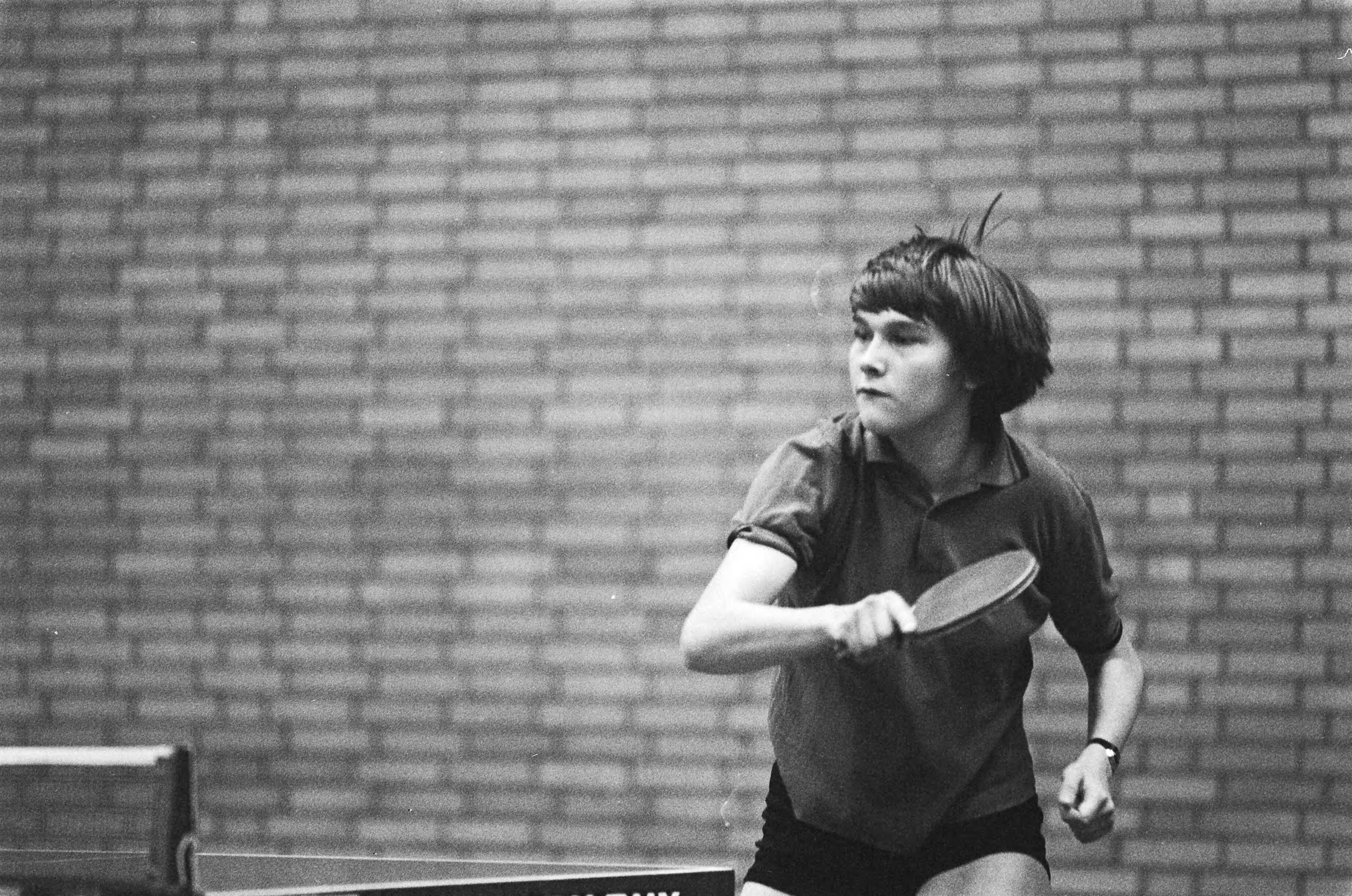 Fotocollectie Anefo — Tafeltennis om NTTB-cup in Huizen; Bettine Vriesekoop in actie — Foto: Verhoeff, Bert / Anefo. Licentie: Set B: Rechtenvrij / Publiek Domein. Bron: Nationaal Archief. http://hdl.handle.net/10648/acaab89c-d0b4-102d-bcf8-003048976d84