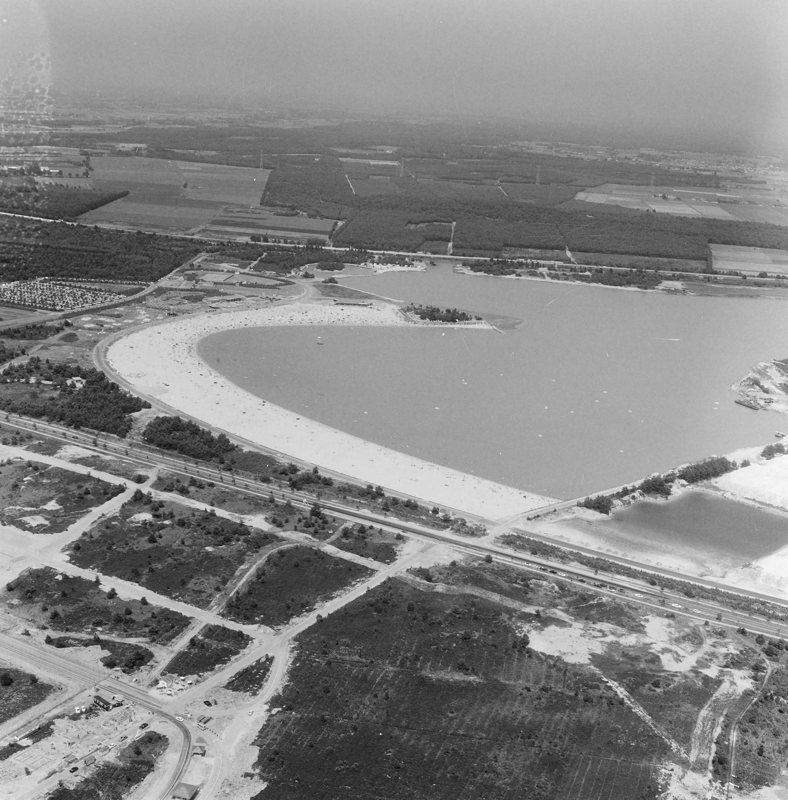 Fotocollectie Nederlandse Heidemaatschappij — Luchtopname. Recreatieplas Beekse Bergen met camping — Foto: Fotograaf Onbekend / Heidemij. Licentie: Set B: Rechtenvrij / Publiek Domein. Bron: Nationaal Archief. http://hdl.handle.net/10648/ae4f7c82-d0b4-102d-bcf8-003048976d84
