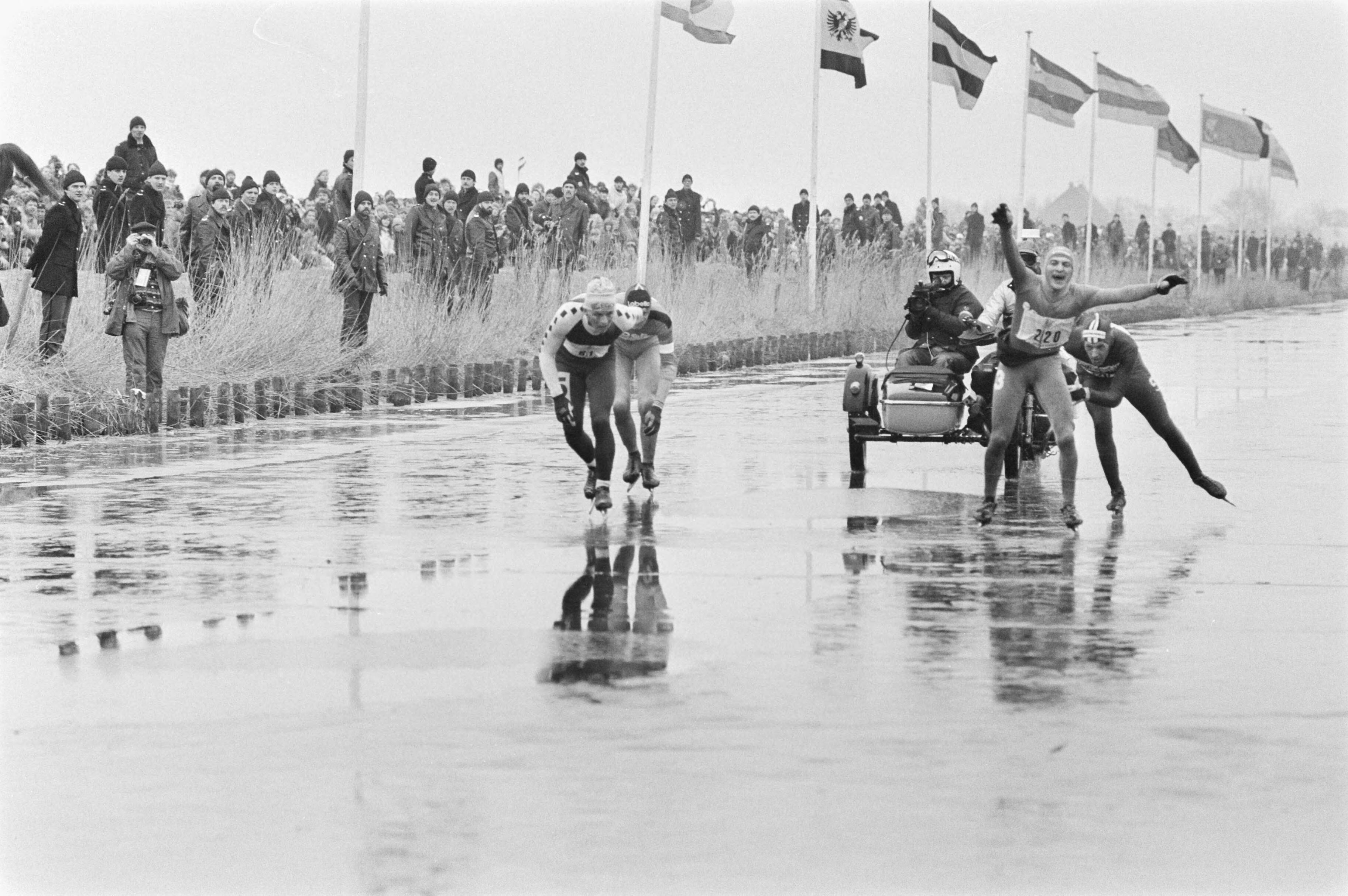 Fotocollectie Anefo — Elfstedentocht 1985, finish Leeuwarden; finish van de kopgroep v.l.n.r. Ruitenberg, Kooiman, winnaar Van Benthem en Niesten — Foto: Croes, Rob C. / Anefo. Licentie: Set B: Rechtenvrij / Publiek Domein. Bron: Nationaal Archief. http://hdl.handle.net/10648/ad43615a-d0b4-102d-bcf8-003048976d84