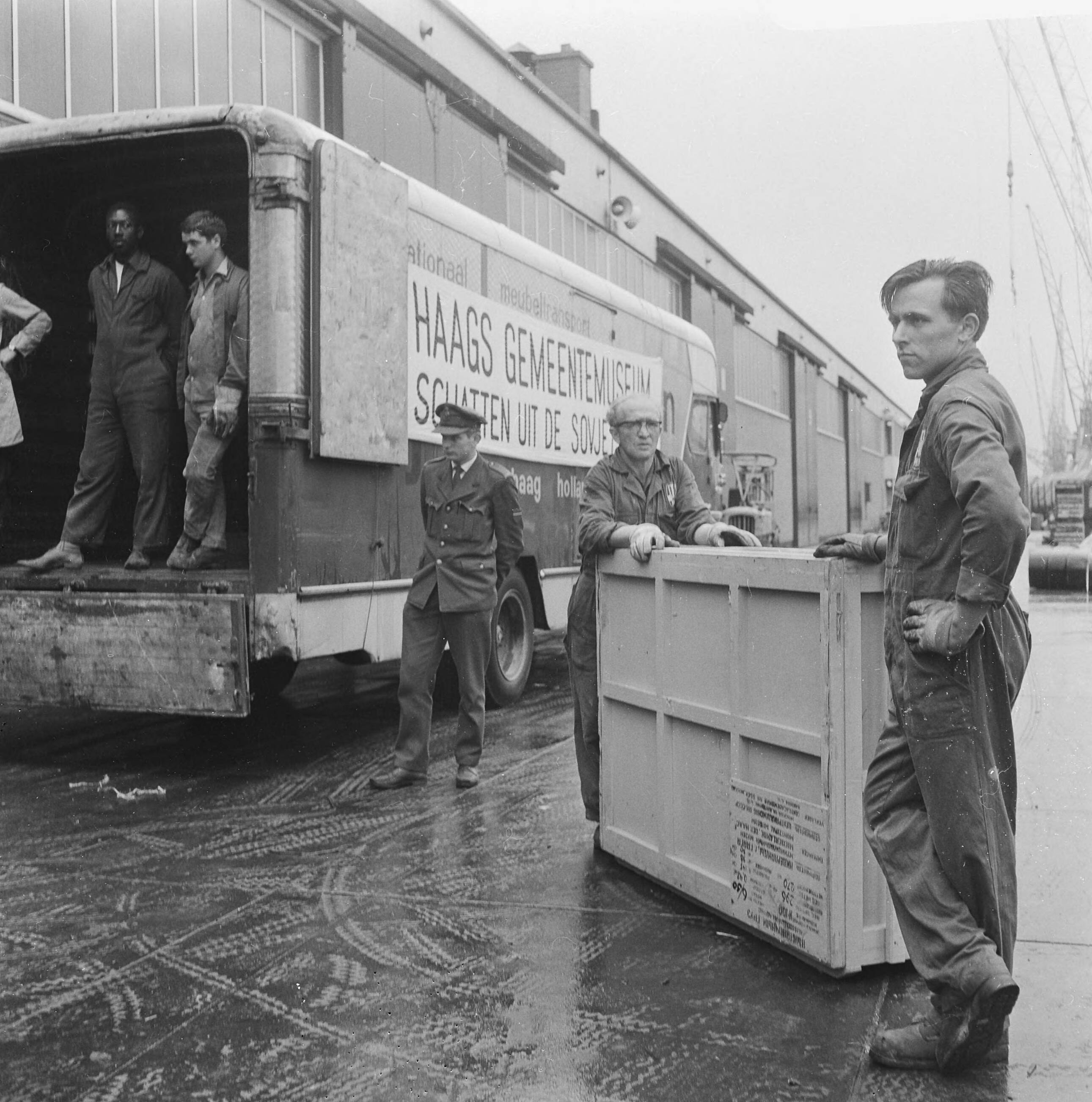 Fotocollectie Anefo — Expositie Russische kunstschatten te Den Haag — Foto: Voets, Jan / Anefo. Licentie: Set B: Rechtenvrij / Publiek Domein. Bron: Nationaal Archief. http://hdl.handle.net/10648/aaf81d14-d0b4-102d-bcf8-003048976d84