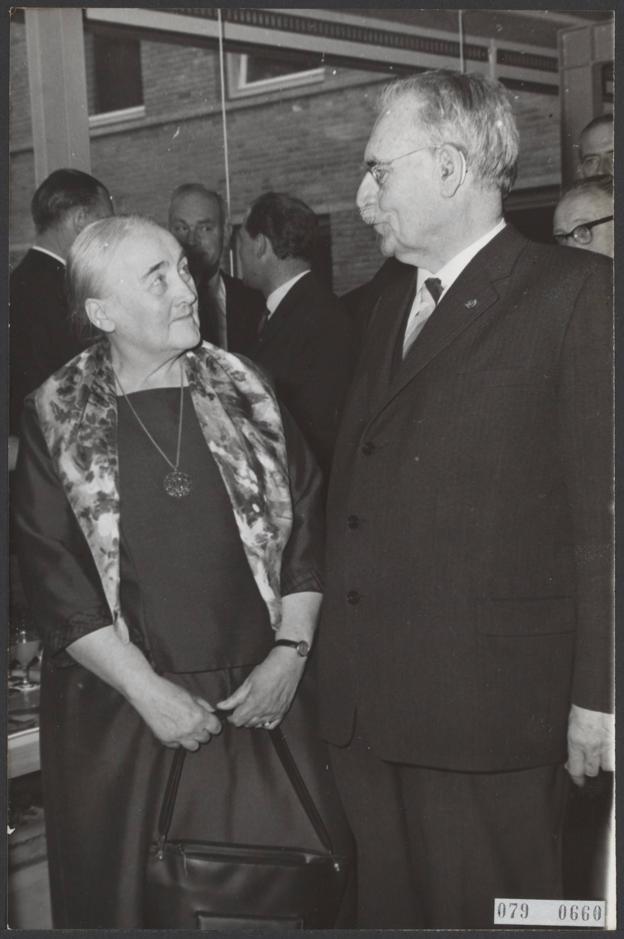 Fotocollectie Elsevier Binnenland — Opening van het Koos Vorrinkhuis te Lage Vuursche. Minister van Staat W. Drees in gesprek met mevr. Irene Vorrink, de weduwe van Koos Vorrink — Foto: Pot, Harry / Anefo. Licentie: Set B: Rechtenvrij / Publiek Domein. Bron: Nationaal Archief. http://hdl.handle.net/10648/ae191aca-d0b4-102d-bcf8-003048976d84