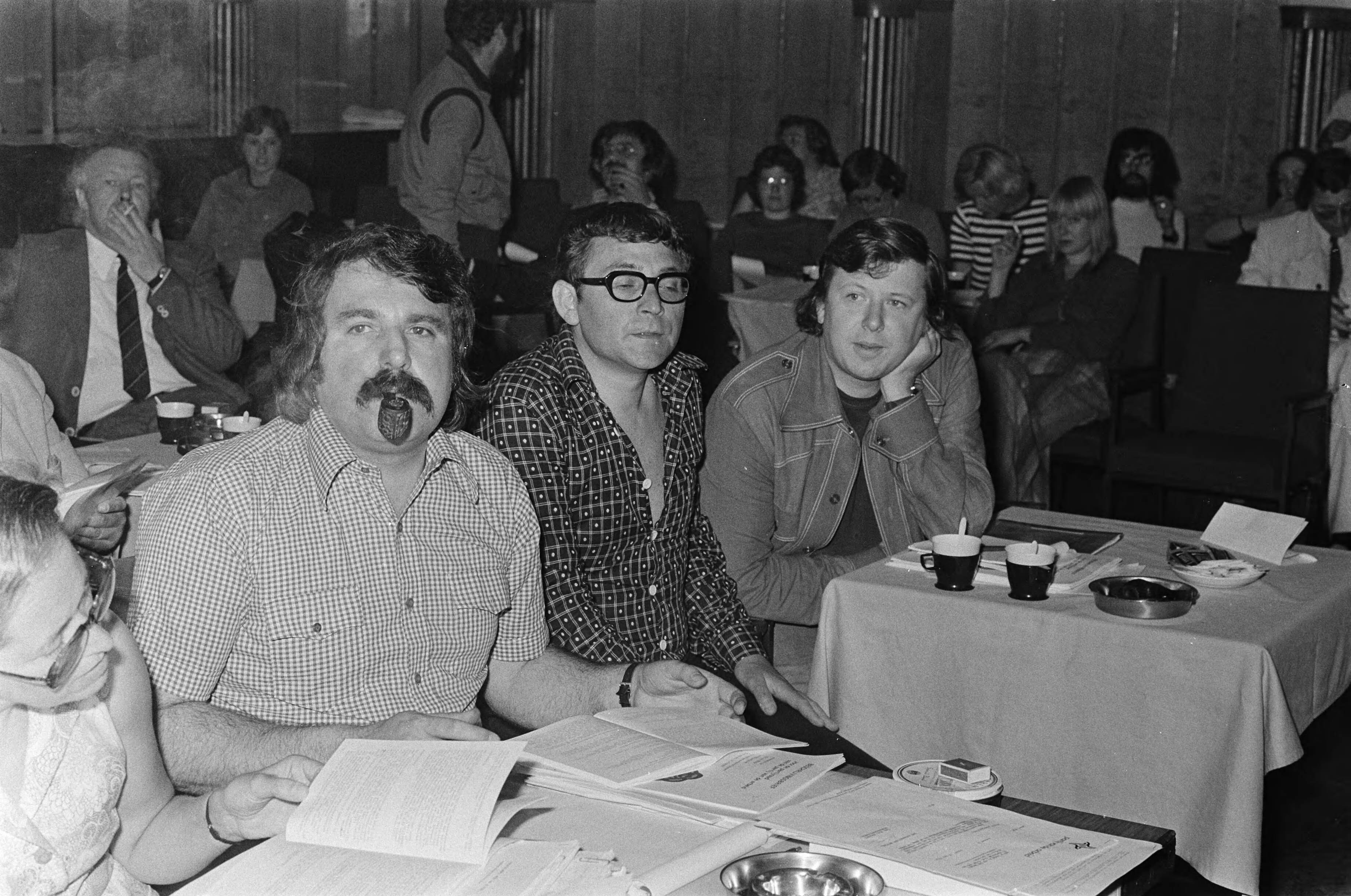 Fotocollectie Anefo — Partijraad PvdA in Utrecht; v.l.n.r. André van der Louw, Pelle Mug en Hans Ouwerkerk — Foto: Croes, Rob C. / Anefo. Licentie: Set B: Rechtenvrij / Publiek Domein. Bron: Nationaal Archief. http://hdl.handle.net/10648/ac4d9cf2-d0b4-102d-bcf8-003048976d84