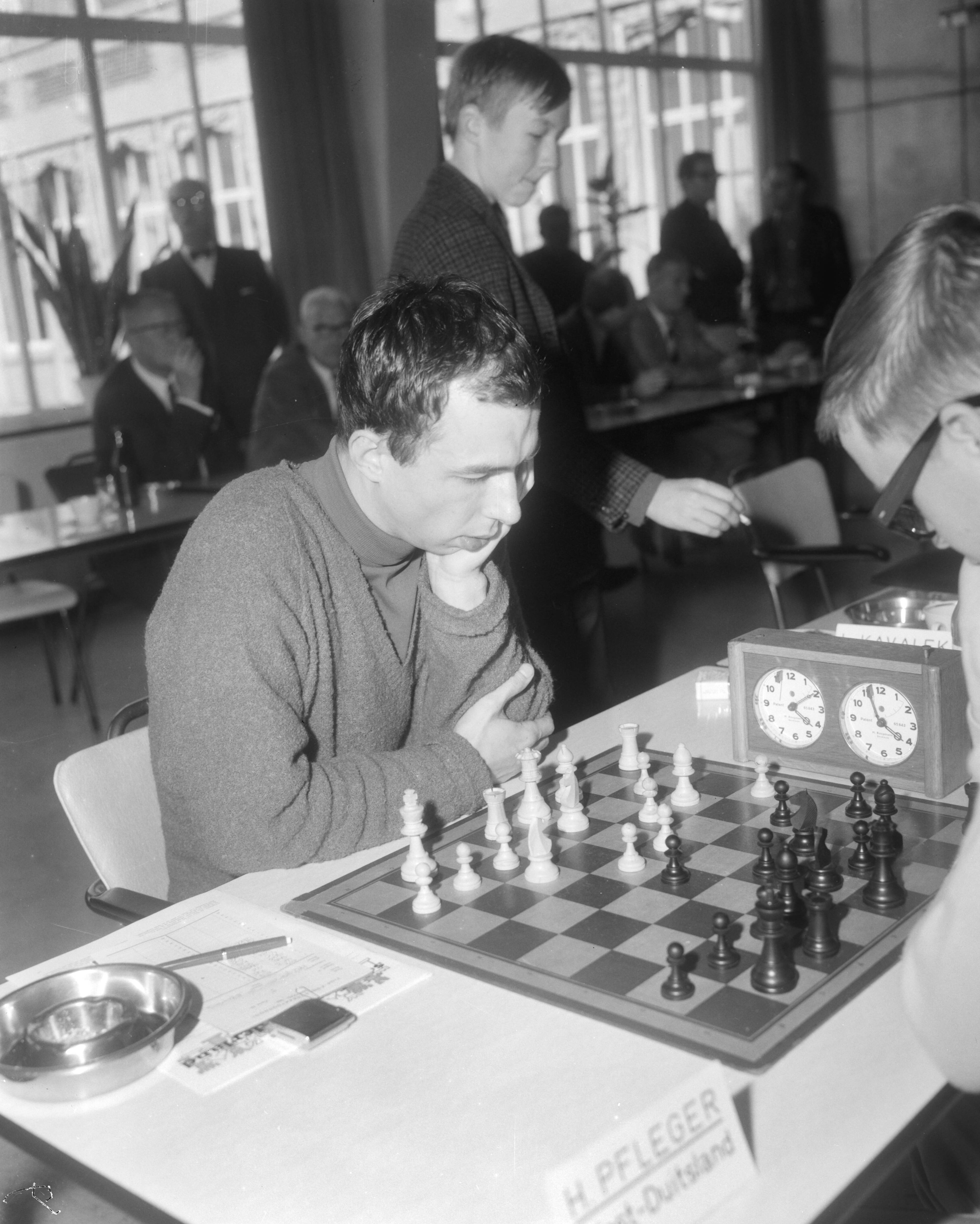 Fédération Internationale des Échecs (FIDE) -Zone schaaktoernooi 1966 in de kantine van 'De Nederlanden van 1845' te Den Haag — FIDE|Den Haag|Zuid-Holland|sport |schaken |toernooien — Foto: Bilsen, Joop van / Anefo. Licentie: Set B: Rechtenvrij / Publiek Domein. Bron: Nationaal Archief. http://hdl.handle.net/10648/ab000c4a-d0b4-102d-bcf8-003048976d84