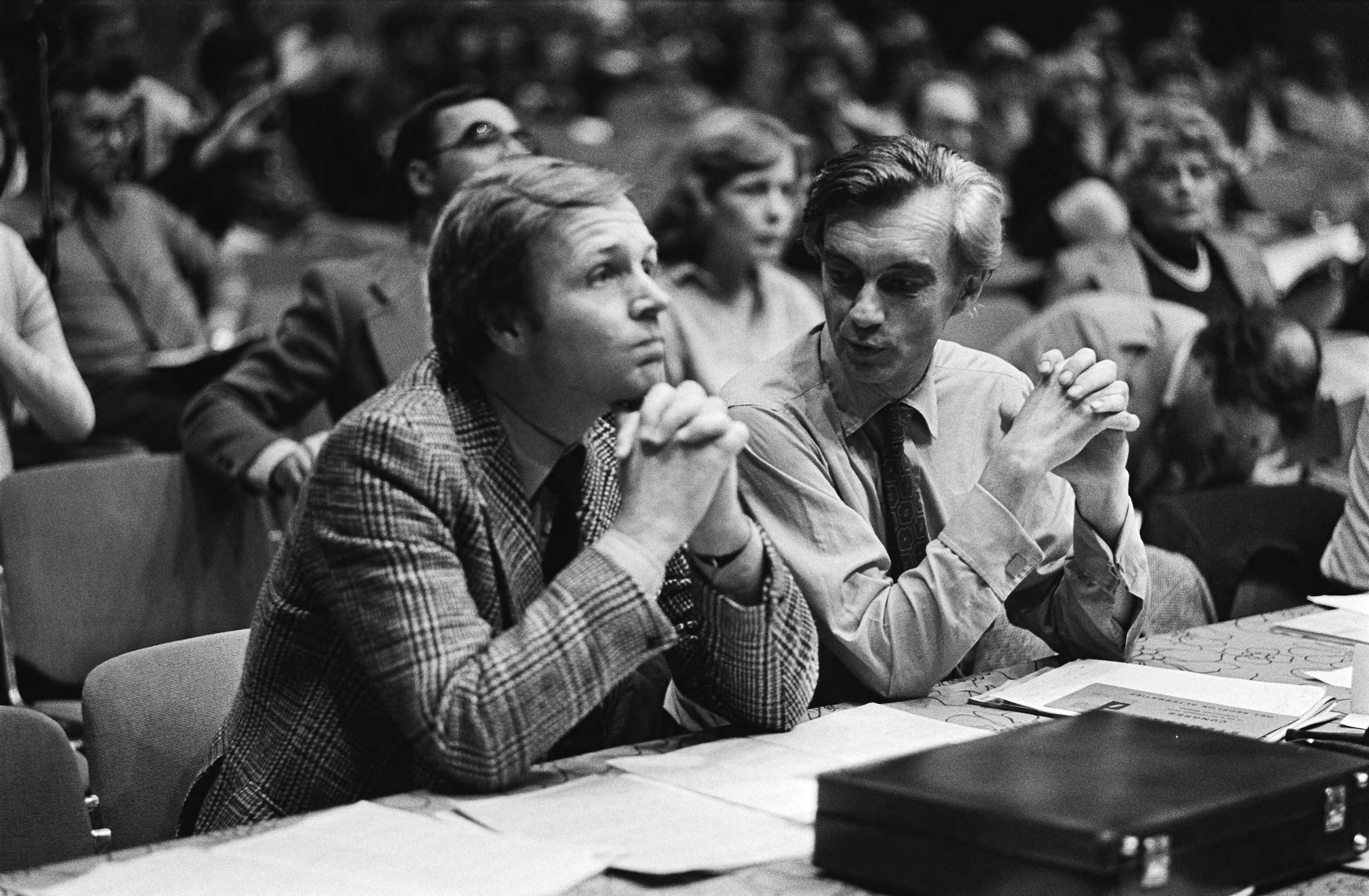 Fotocollectie Anefo — Algemene ledenvergadering D66 Breda; Jan Terlouw (l) en Glastra van Loon — Foto: Suyk, Koen / Anefo. Licentie: Set B: Rechtenvrij / Publiek Domein. Bron: Nationaal Archief. http://hdl.handle.net/10648/acbed96c-d0b4-102d-bcf8-003048976d84