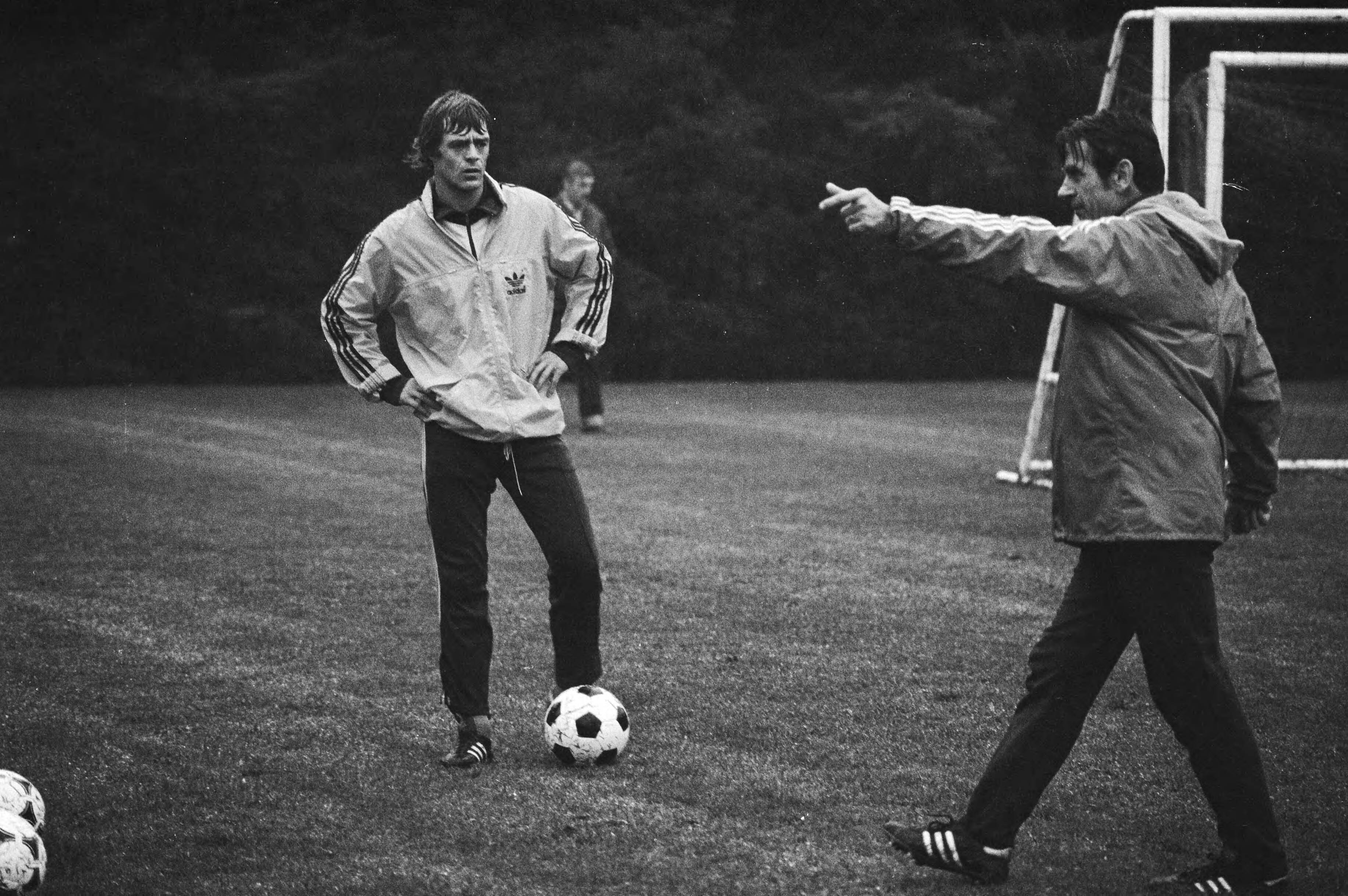 Training van het Nederlands elftal in Zeist voor de wedstrijd tegen Polen — Johnny Rep (l) en Jan Zwartkruis — Foto: Suyk, Koen / Anefo. Licentie: Set B: Rechtenvrij / Publiek Domein. Bron: Nationaal Archief. http://hdl.handle.net/10648/acd2dfa2-d0b4-102d-bcf8-003048976d84