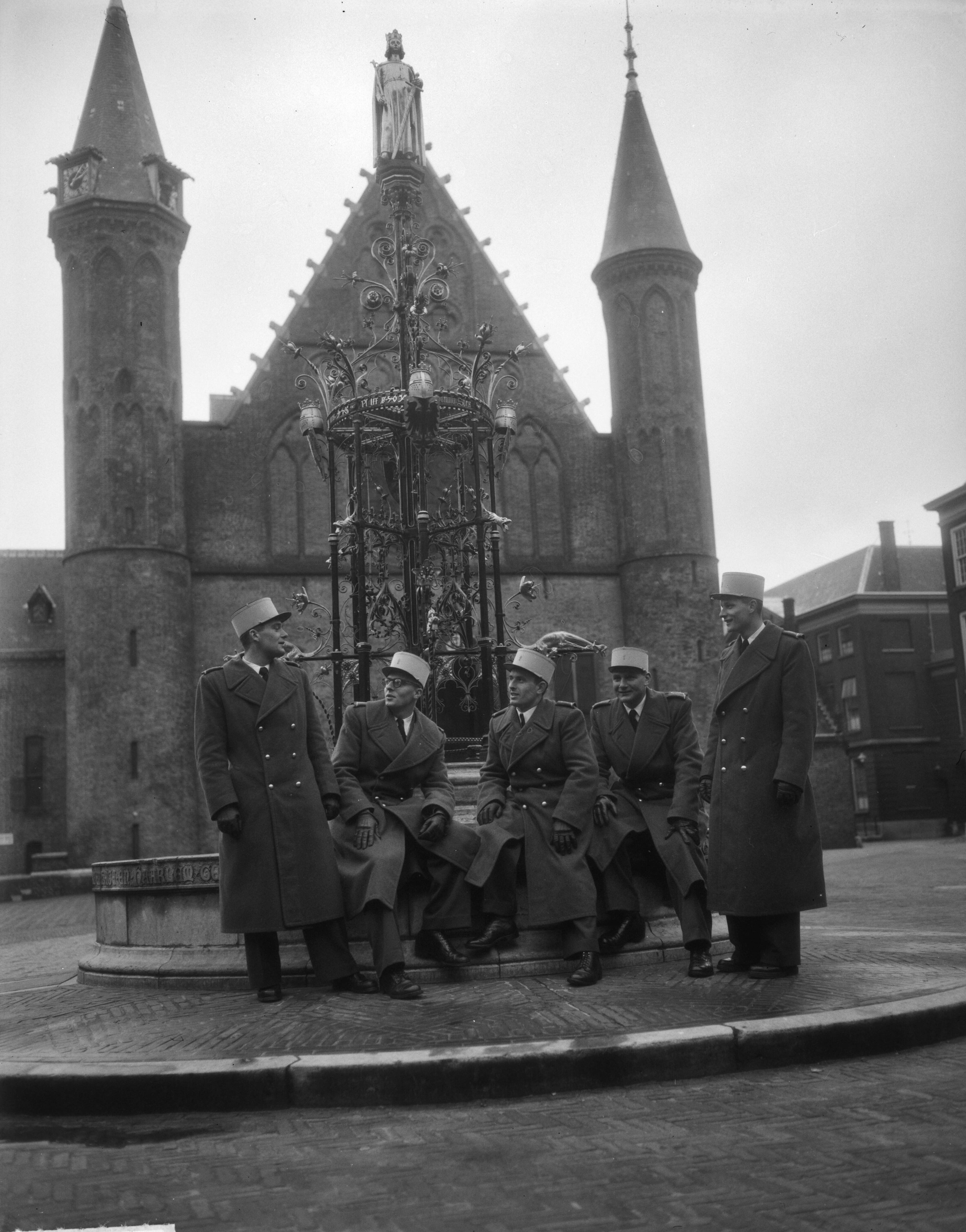 Fotocollectie Anefo — Franse cadetten in Den Haag — Foto: Duinen, G.W. van / Anefo. Licentie: Set B: Rechtenvrij / Publiek Domein. Bron: Nationaal Archief. http://hdl.handle.net/10648/a8e88dd8-d0b4-102d-bcf8-003048976d84