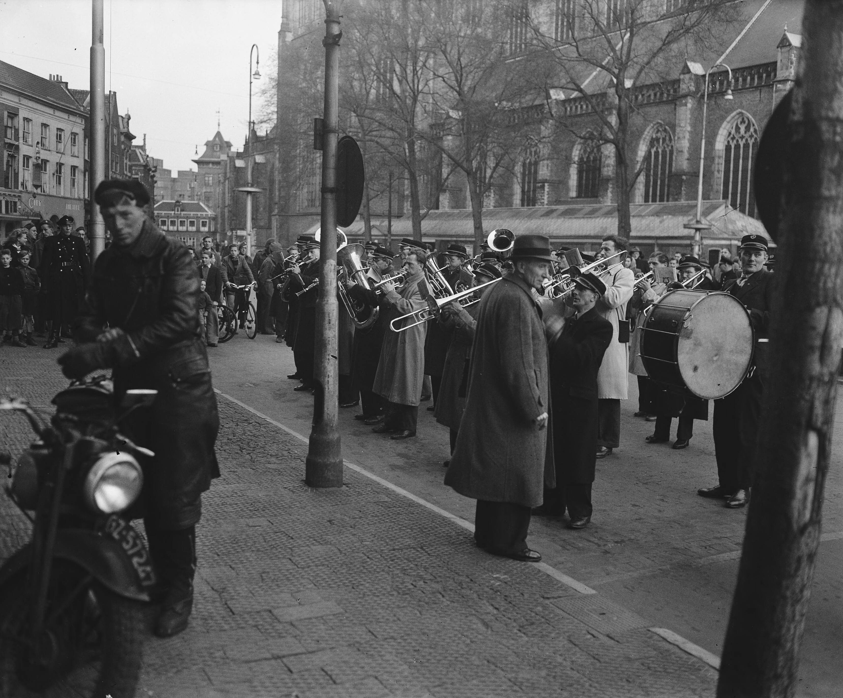 Fotocollectie Anefo — Bijeenkomst van de Katholieke Middenstandsbond te Haarlem t..g.v. 40-jarig bestaan — Foto: Zeylemaker, Co / Anefo. Licentie: Set B: Rechtenvrij / Publiek Domein. Bron: Nationaal Archief. http://hdl.handle.net/10648/afd88508-d0b4-102d-bcf8-003048976d84