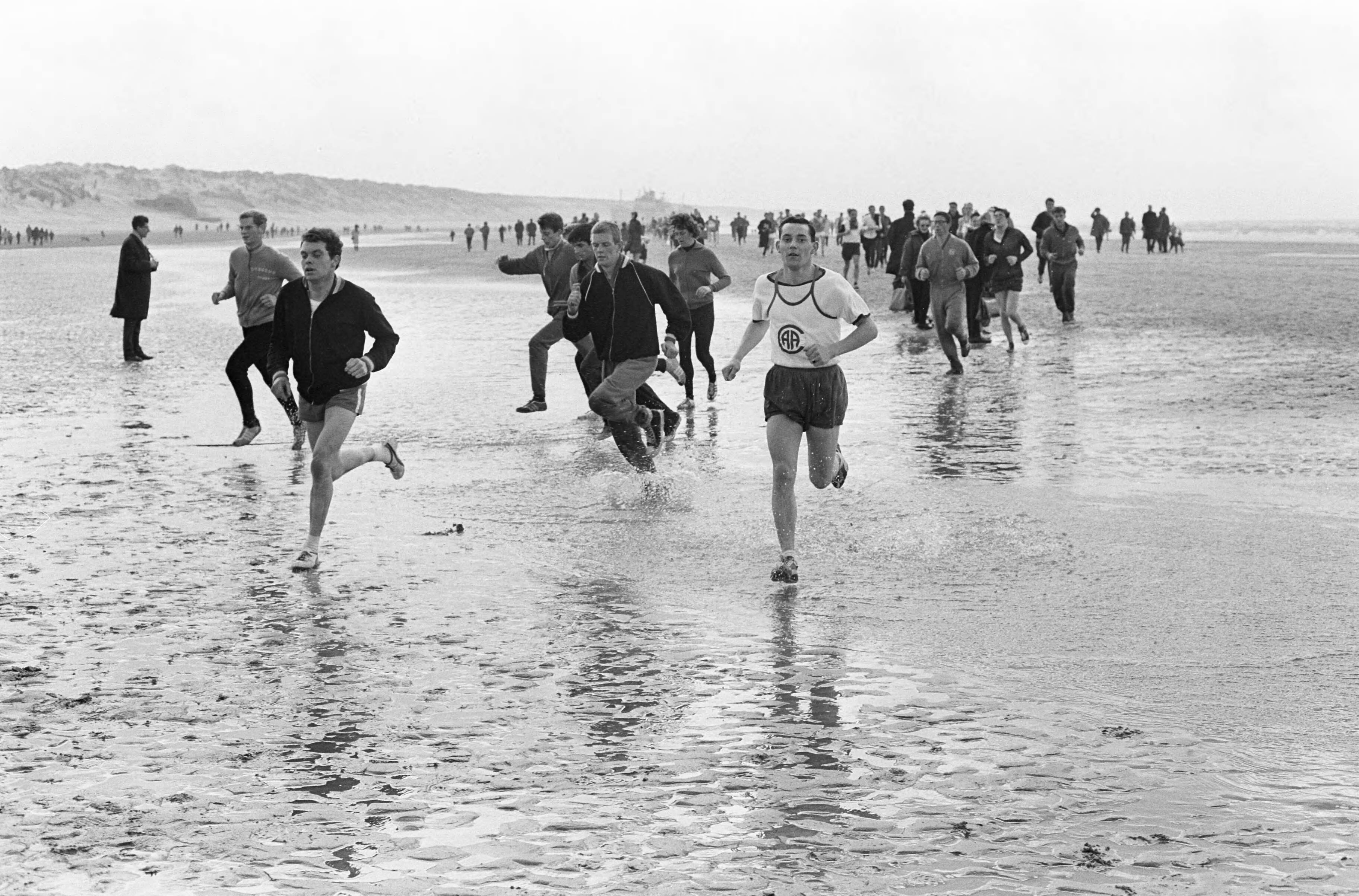 Fotocollectie Anefo — Strandloop IJmuiden naar Bloemendaal, 3400 deelnemers op weg — Foto: Kroon, Ron / Anefo. Licentie: Set B: Rechtenvrij / Publiek Domein. Bron: Nationaal Archief. http://hdl.handle.net/10648/aadcf7dc-d0b4-102d-bcf8-003048976d84