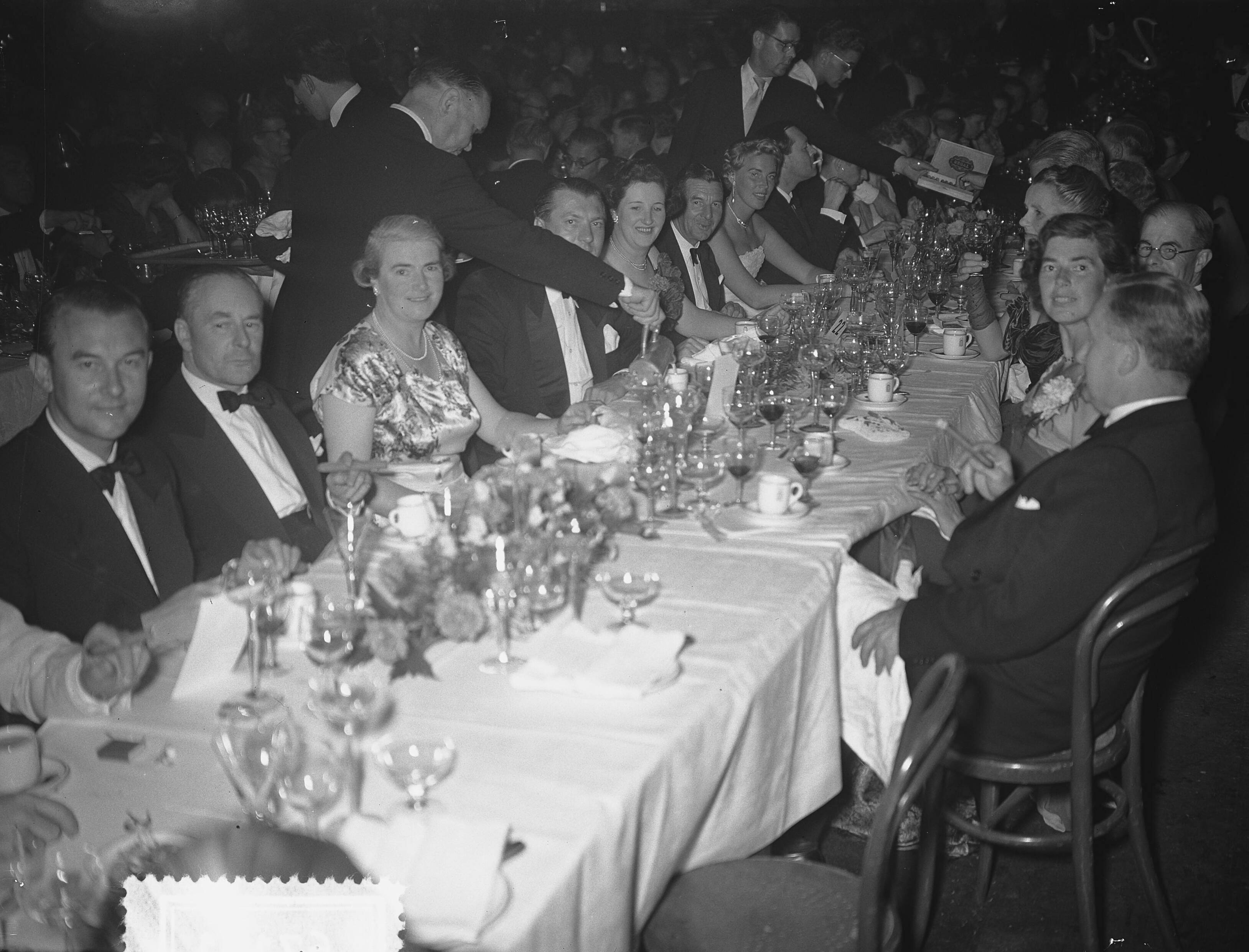 Fotocollectie Anefo — Congres zee-assuradeuren Den Haag , hoofdtafel — Foto: Bilsen, Joop van / Anefo. Licentie: Set B: Rechtenvrij / Publiek Domein. Bron: Nationaal Archief. http://hdl.handle.net/10648/a9295f16-d0b4-102d-bcf8-003048976d84
