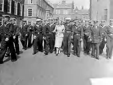 Fotocollectie Anefo — Russisch vlootbezoek. Bemanning te Den Haag — Foto: Pot, Harry / Anefo. Licentie: Set B: Rechtenvrij / Publiek Domein. Bron: Nationaal Archief. http://hdl.handle.net/10648/a94c107e-d0b4-102d-bcf8-003048976d84