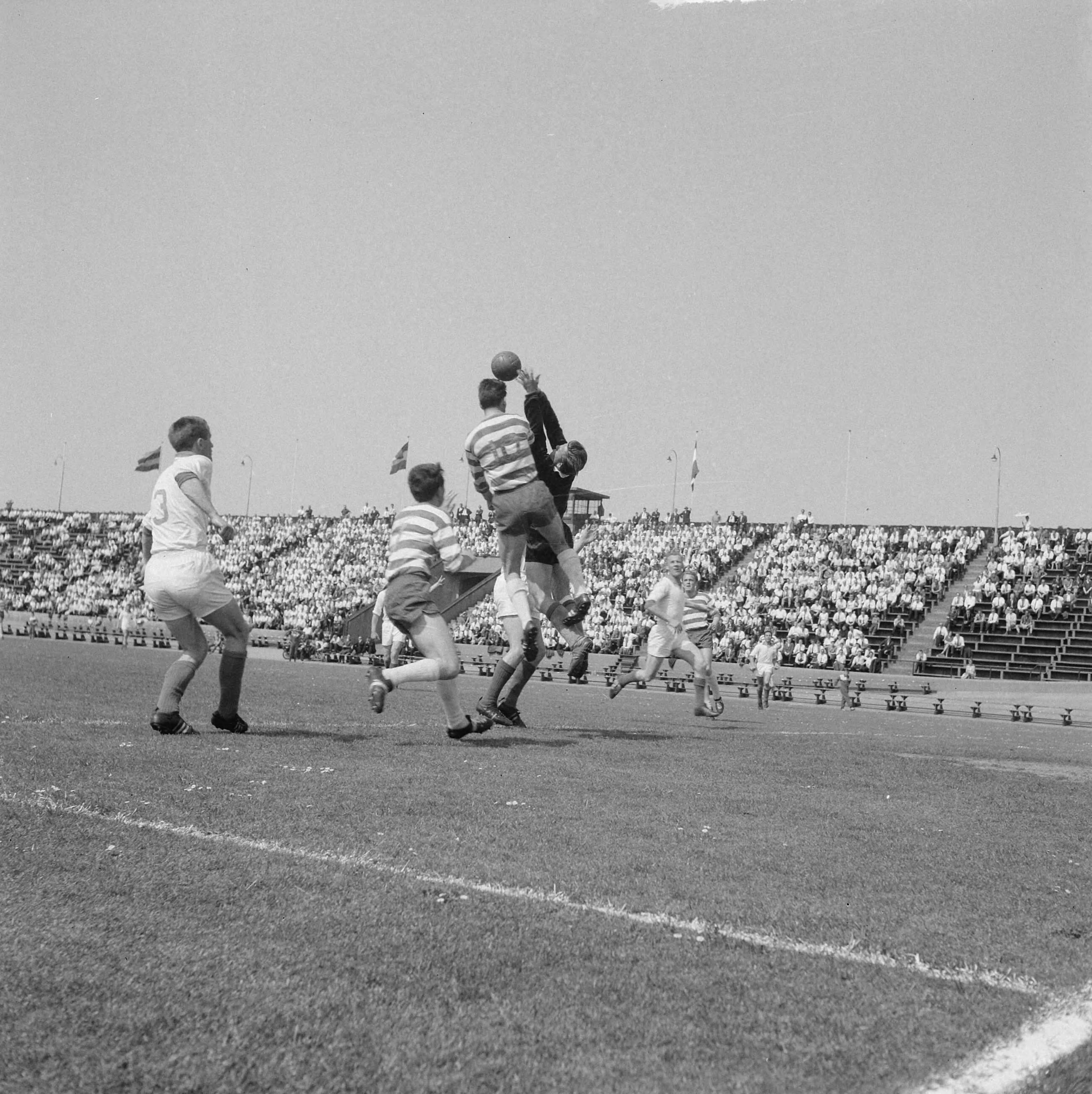 Fotocollectie Anefo — Voetbal. Roda JC tegen Xerxes 1-1. Spelmoment, luchtduel tussen keeper Sjef Pinckers (Roda) en twee Xerxes-spelers — Foto: Gelderen, Hugo van / Anefo. Licentie: Set B: Rechtenvrij / Publiek Domein. Bron: Nationaal Archief. http://hdl.handle.net/10648/aa6a6118-d0b4-102d-bcf8-003048976d84