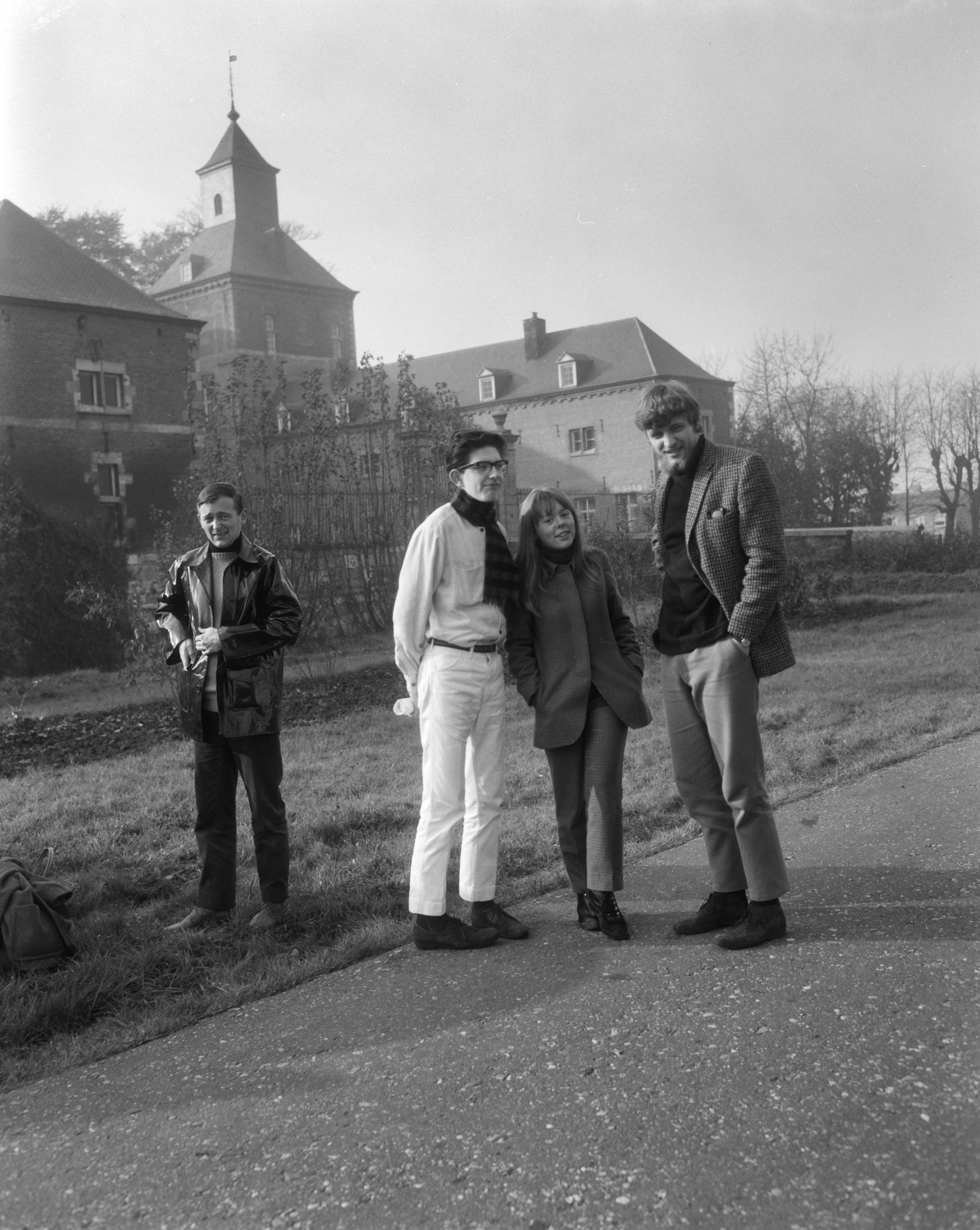 Provo's houden internationaal concilie in kasteel Borgharen te Maastricht — provo's|kastelen|Provo|Maastricht|Limburg|Borgharen — Foto: Bilsen, Joop van / Anefo. Licentie: Set B: Rechtenvrij / Publiek Domein. Bron: Nationaal Archief. http://hdl.handle.net/10648/ab04d888-d0b4-102d-bcf8-003048976d84