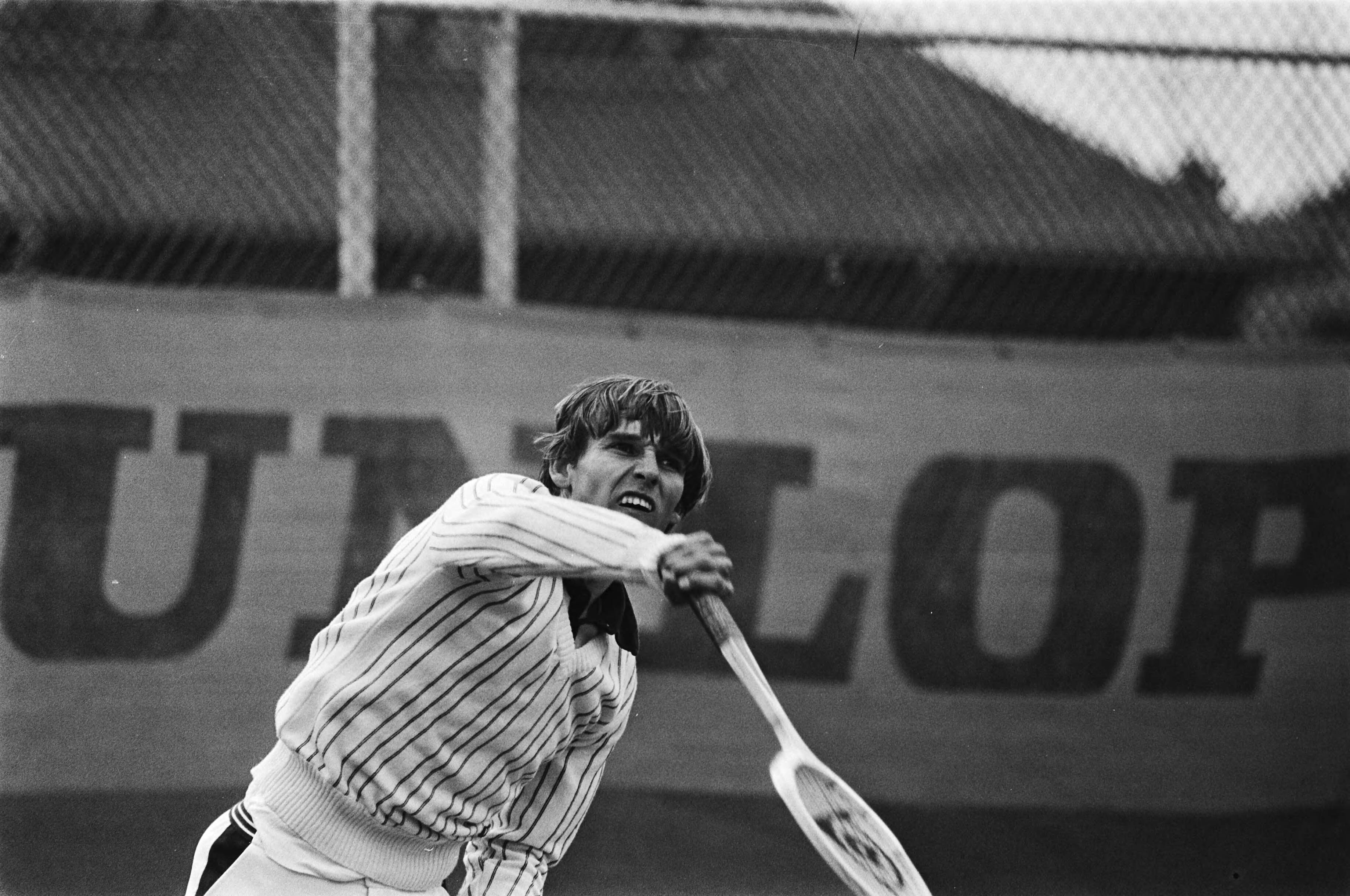Nationale Tennis Kampioenschappen 1979 in Scheveningen — Loek Sanders in aktie tijdens zijn partij tegen Hans Schmidt — Foto: Suyk, Koen / Anefo. Licentie: Set B: Rechtenvrij / Publiek Domein. Bron: Nationaal Archief. http://hdl.handle.net/10648/accf4090-d0b4-102d-bcf8-003048976d84
