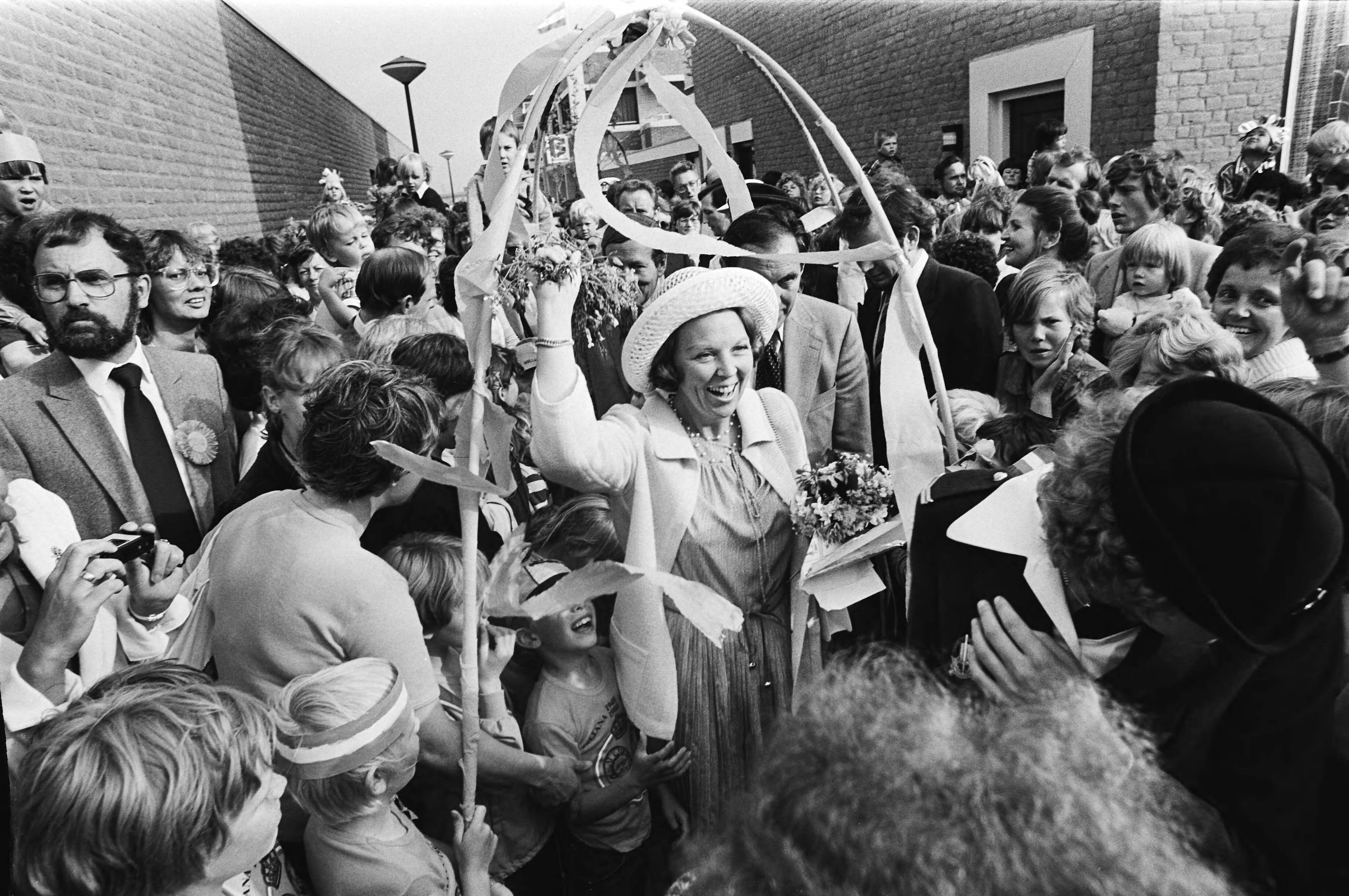 Fotocollectie Anefo — Koningin Beatrix bezoekt Almere; Hare Majesteit temidden van enthousiaste menigte — Foto: Croes, Rob C. / Anefo. Licentie: Set B: Rechtenvrij / Publiek Domein. Bron: Nationaal Archief. http://hdl.handle.net/10648/ace266de-d0b4-102d-bcf8-003048976d84