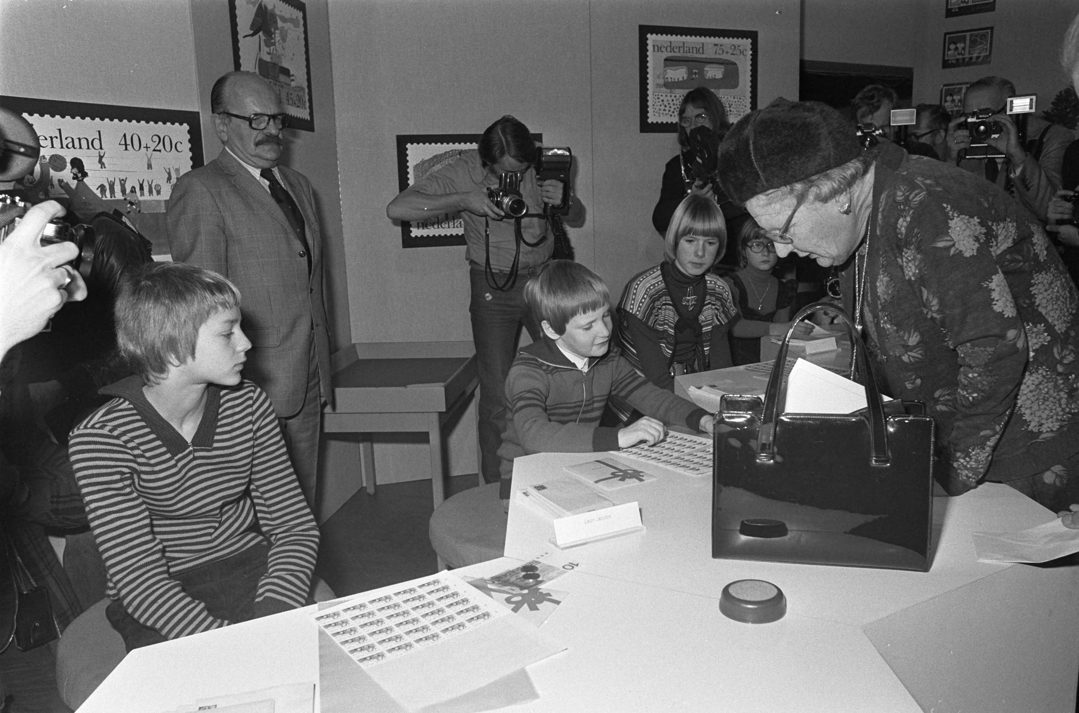 Fotocollectie Anefo — Landelijke start kinderzegelaktie in Den Haag — Foto: Peters, Hans / Anefo. Licentie: Set B: Rechtenvrij / Publiek Domein. Bron: Nationaal Archief. http://hdl.handle.net/10648/ac901104-d0b4-102d-bcf8-003048976d84