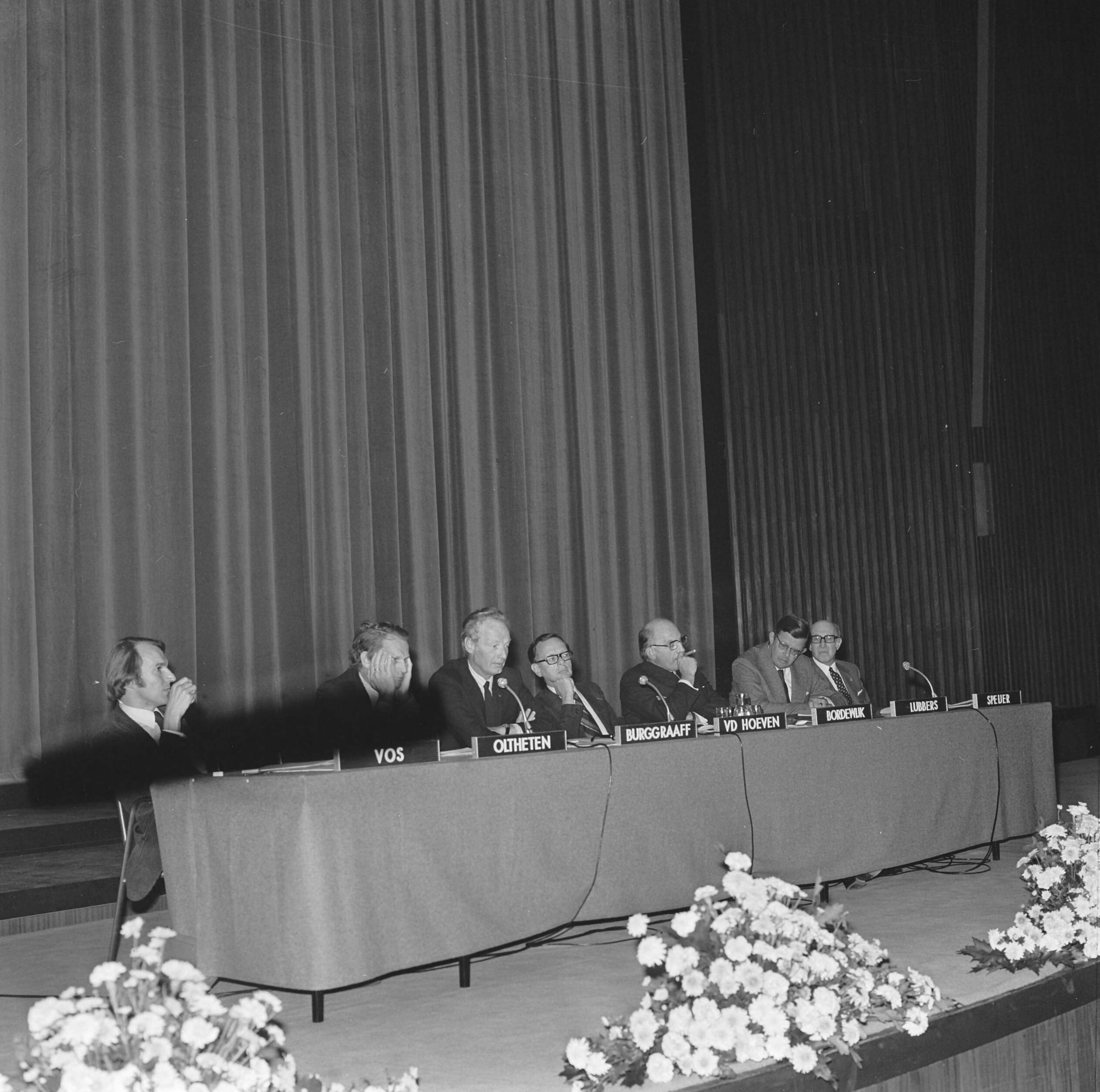 Fotocollectie Anefo — Accountantsdag in Nederlands Congrescentrum te Den Haag — Foto: Mieremet, Rob / Anefo. Licentie: Set B: Rechtenvrij / Publiek Domein. Bron: Nationaal Archief. http://hdl.handle.net/10648/ac39aa3a-d0b4-102d-bcf8-003048976d84