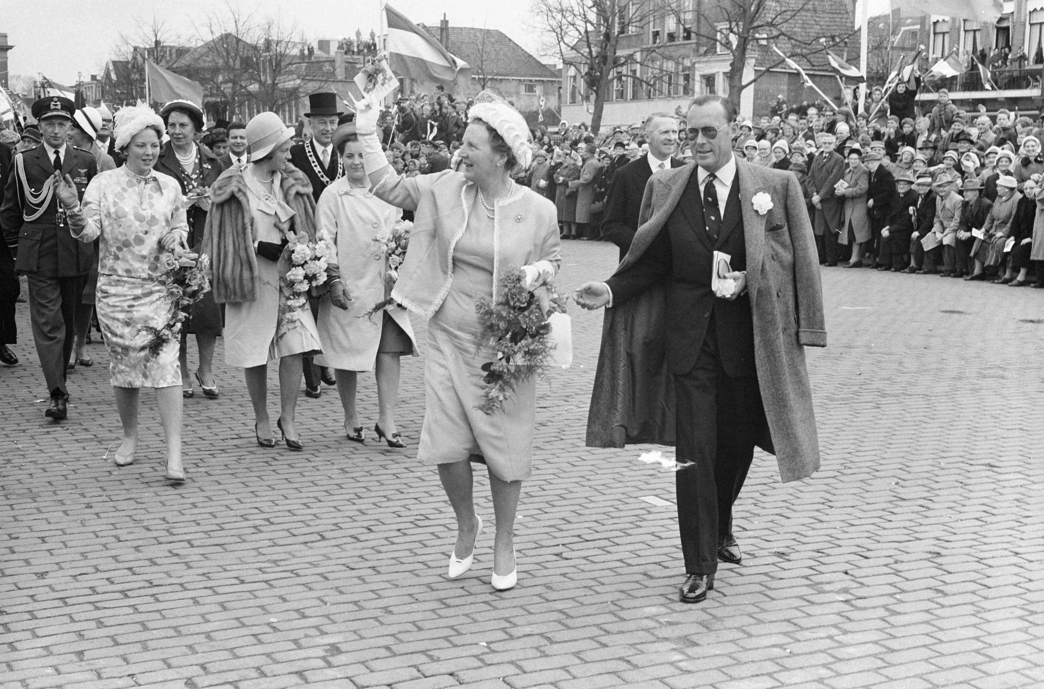 Koninklijk bezoek aan Groningen en Friesland (1962) — Koninklijk bezoek aan Leeuwarden — Foto: Pot, Harry / Anefo. Licentie: Set B: Rechtenvrij / Publiek Domein. Bron: Nationaal Archief. http://hdl.handle.net/10648/aa06d24c-d0b4-102d-bcf8-003048976d84
