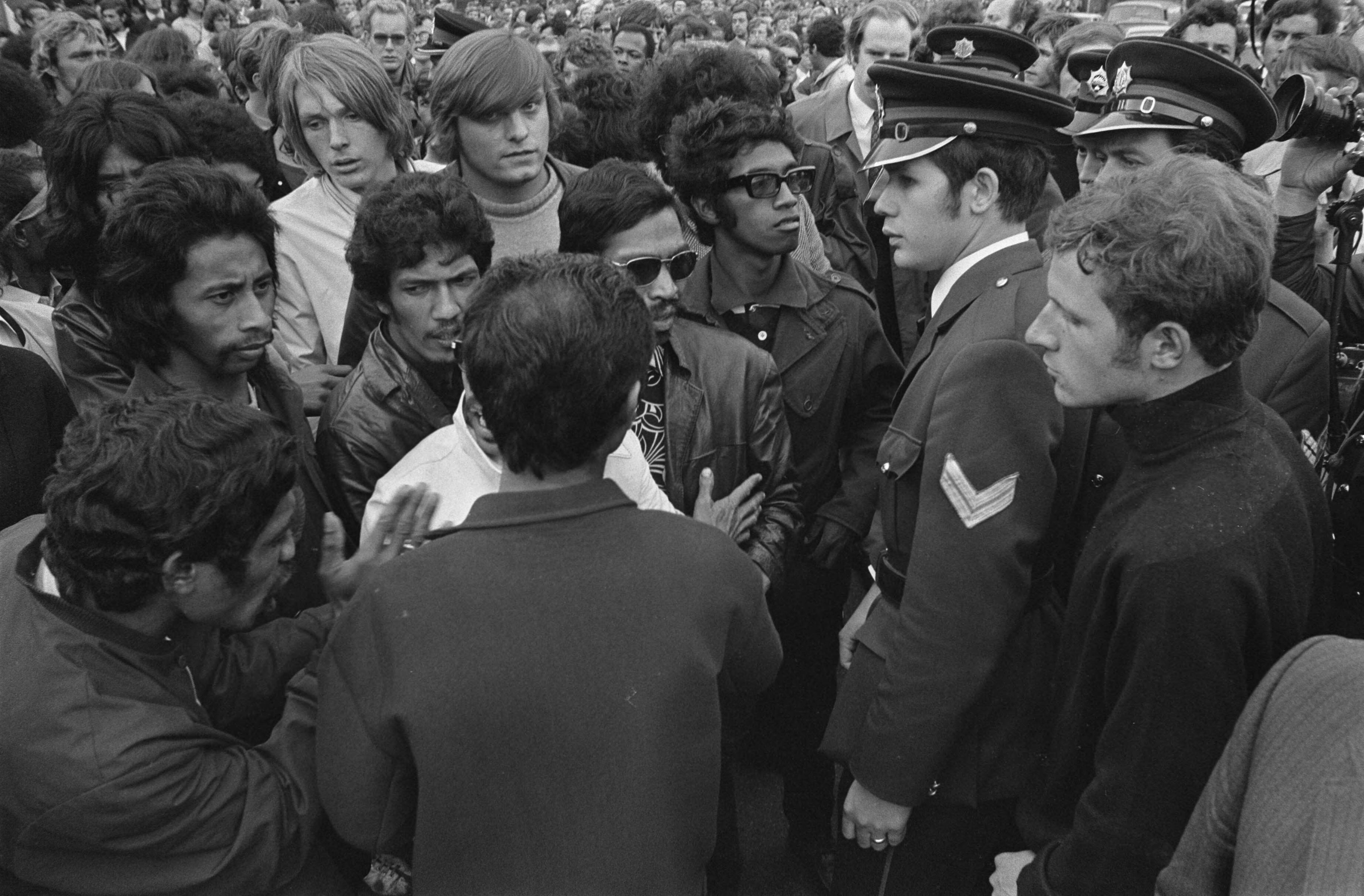 Fotocollectie Anefo — Demonstrerende Zuid-Molukkers worden door politie weggestuurd op Buitenhof, Den Haag — Foto: Koch, Eric / Anefo. Licentie: Set B: Rechtenvrij / Publiek Domein. Bron: Nationaal Archief. http://hdl.handle.net/10648/aba23114-d0b4-102d-bcf8-003048976d84