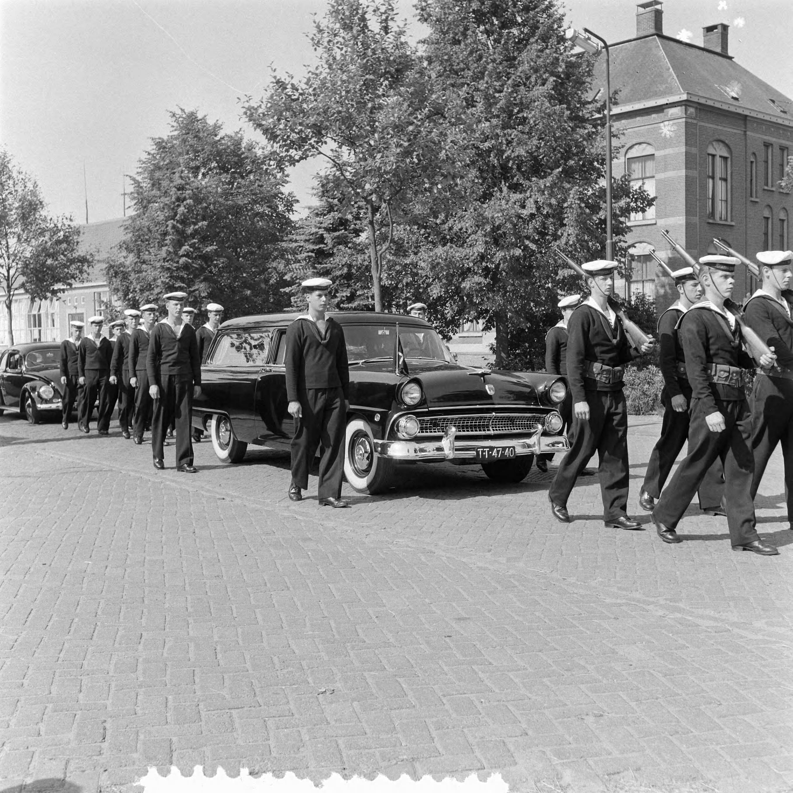 Fotocollectie Anefo — Marinebegrafenis van matroos 3e klasse H. A. Nunten te Teteringen — Foto: Behrens, Herbert F. / Anefo. Licentie: Set B: Rechtenvrij / Publiek Domein. Bron: Nationaal Archief. http://hdl.handle.net/10648/a96465e8-d0b4-102d-bcf8-003048976d84