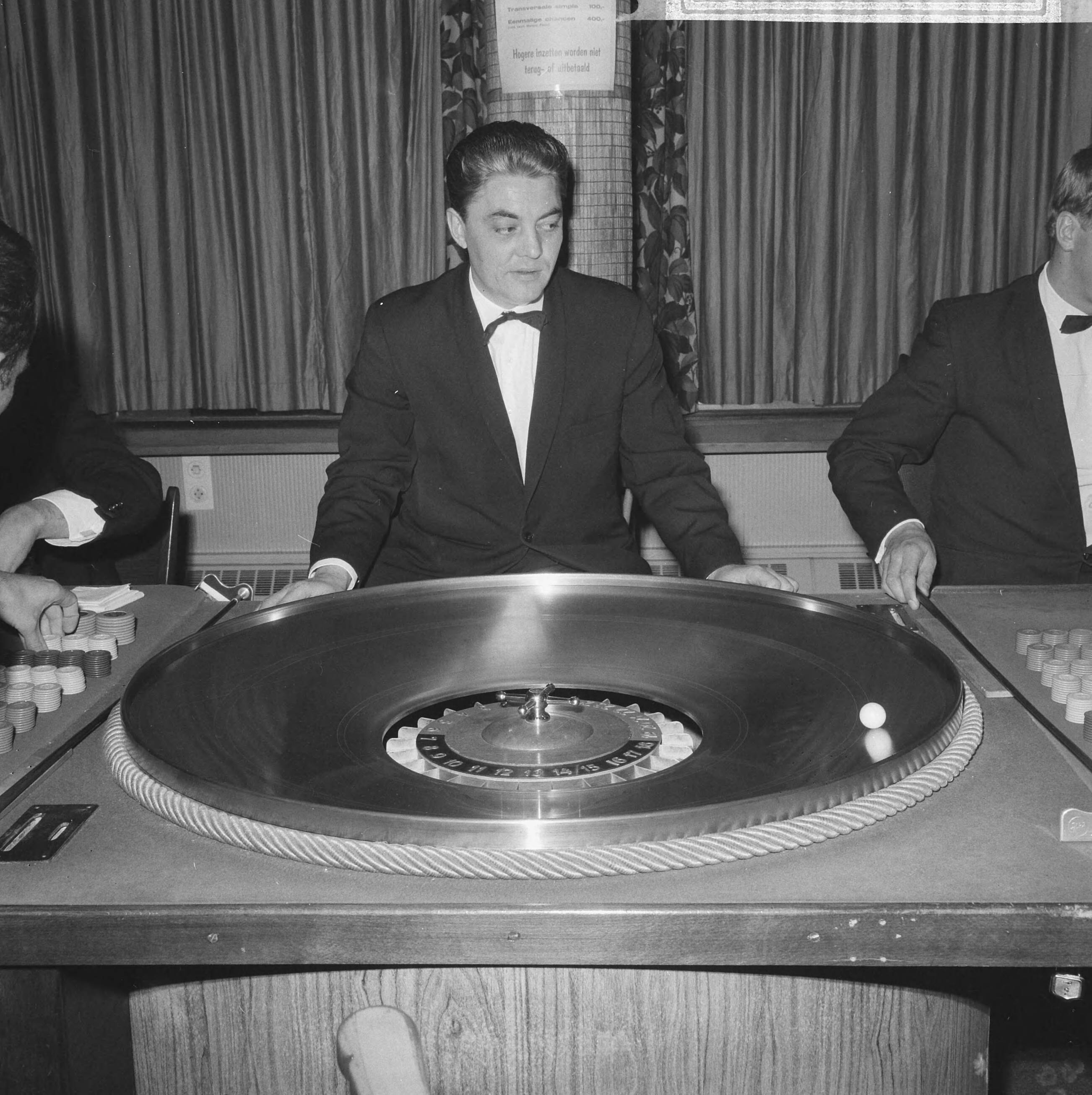 Fotocollectie Anefo — Naar aanleiding van een besluit van het ministerie van Justitie moeten de casino's in Nederland hun deuren sluiten. In West-End te Loosdrecht rolt vandaag voor het laatst het balletje — Foto: Evers, Joost / Anefo. Licentie: Set B: Rechtenvrij / Publiek Domein. Bron: Nationaal Archief. http://hdl.handle.net/10648/aac846e8-d0b4-102d-bcf8-003048976d84